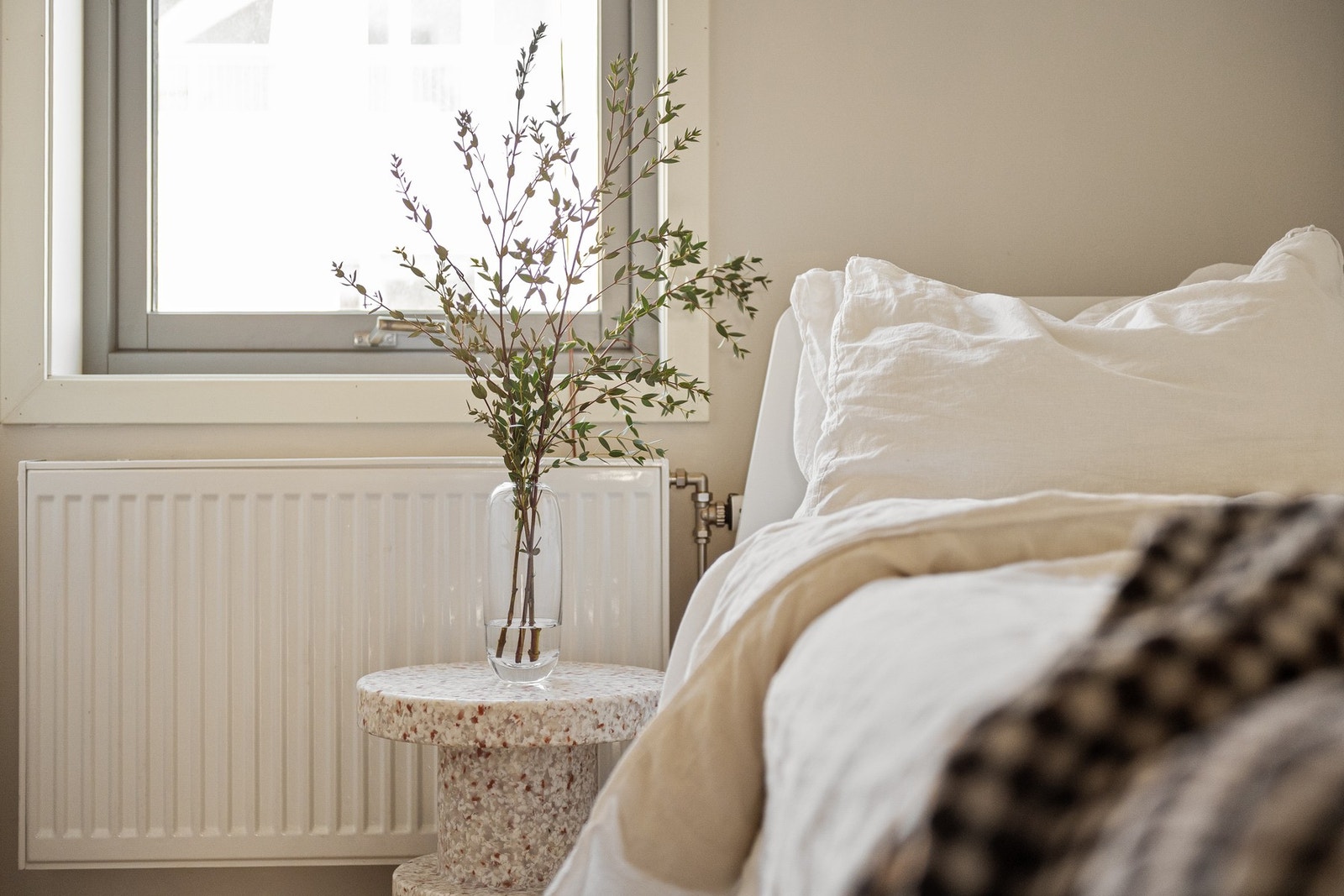 Radiator tilkoblet fjernvarmeanlegg - oppvarming, varmtvann og fibernett (1000/1000) er inkludert i fellesutgiftene. Galleribilde