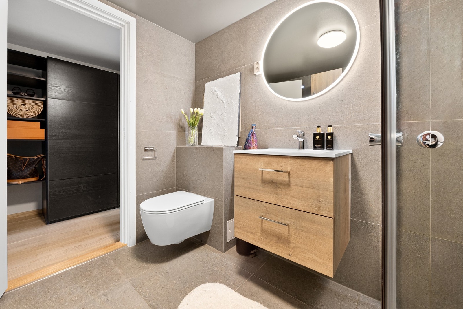 Oppvarming, varmtvann og fibernett (1000/1000) er inkludert i fellesutgiftene. Galleribilde