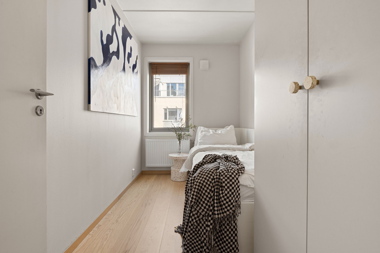 Garderobeskap på soverom 2 som medfølger salget. Galleribilde