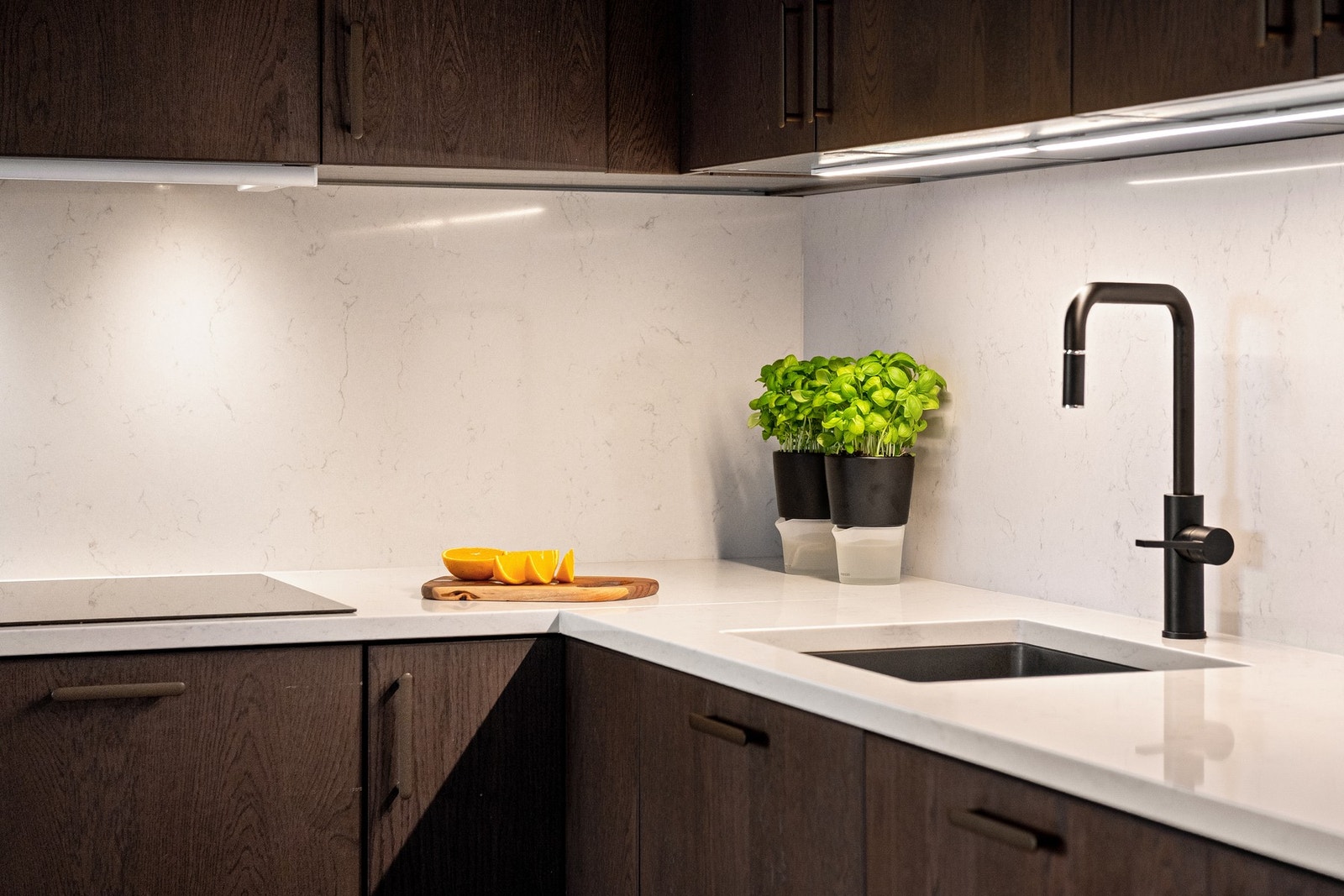 Backsplash komposittplate på vegg og underlimt kum. Blandebatteri med uttrekkbar tut. Galleribilde