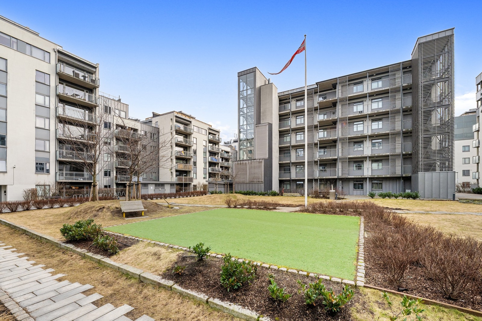 Gårdsrommet oppleves skjermet, samtidig er det kun ett steinkast unna pulserende Grünerløkka med alt av servicetilbud. Galleribilde