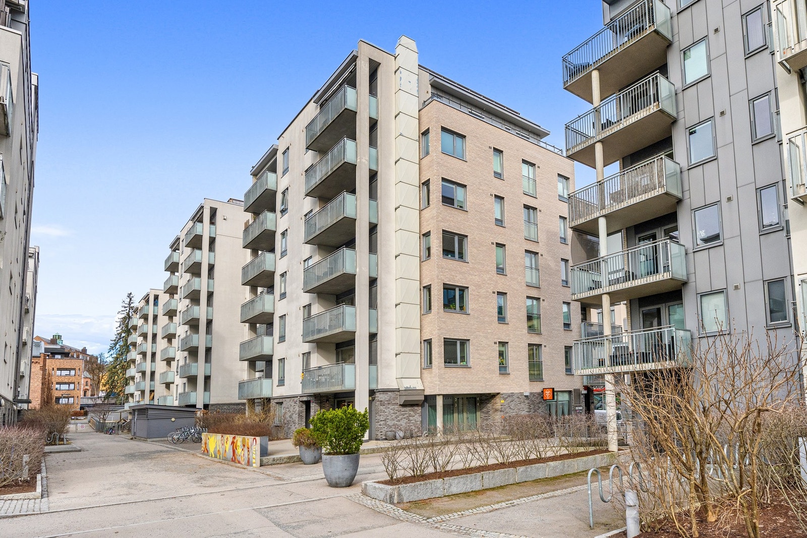 Moderne bygg fra 2010 med direkte heisadkomst, garasjeanlegg, felles takterrasse og solide byggkonstruksjoner. Galleribilde