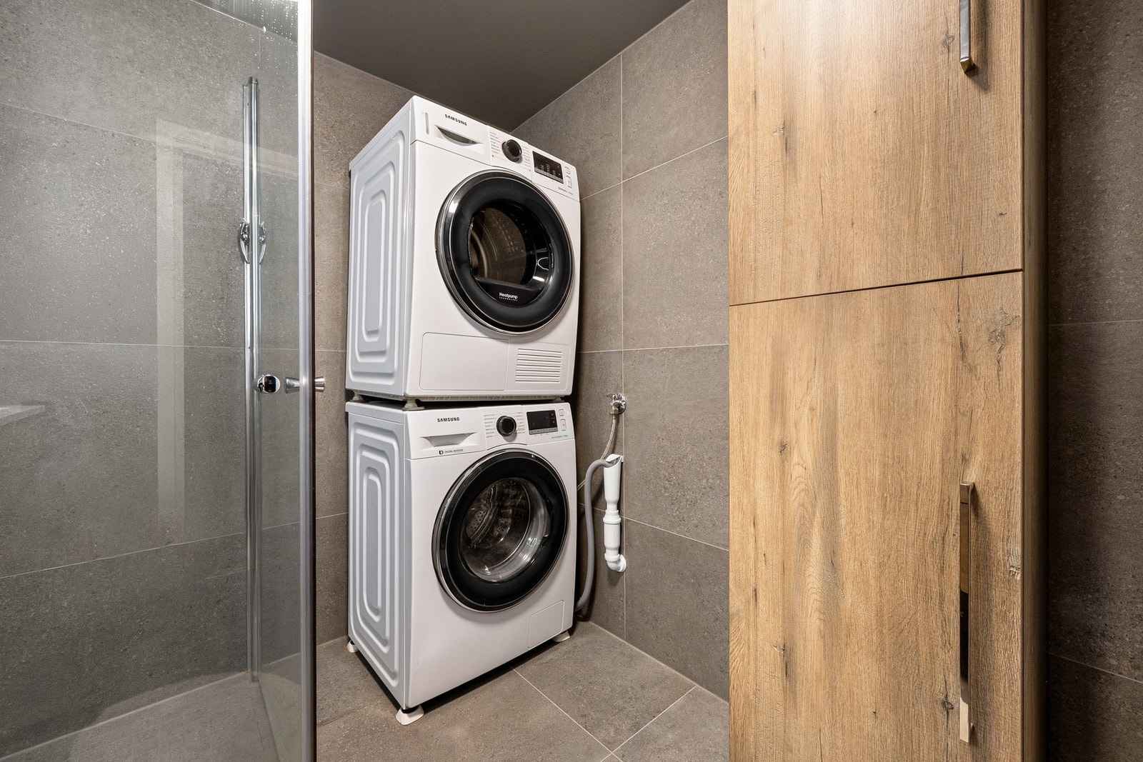 Smarte skap for oppbevaring som matcher servantinnredning. Galleribilde