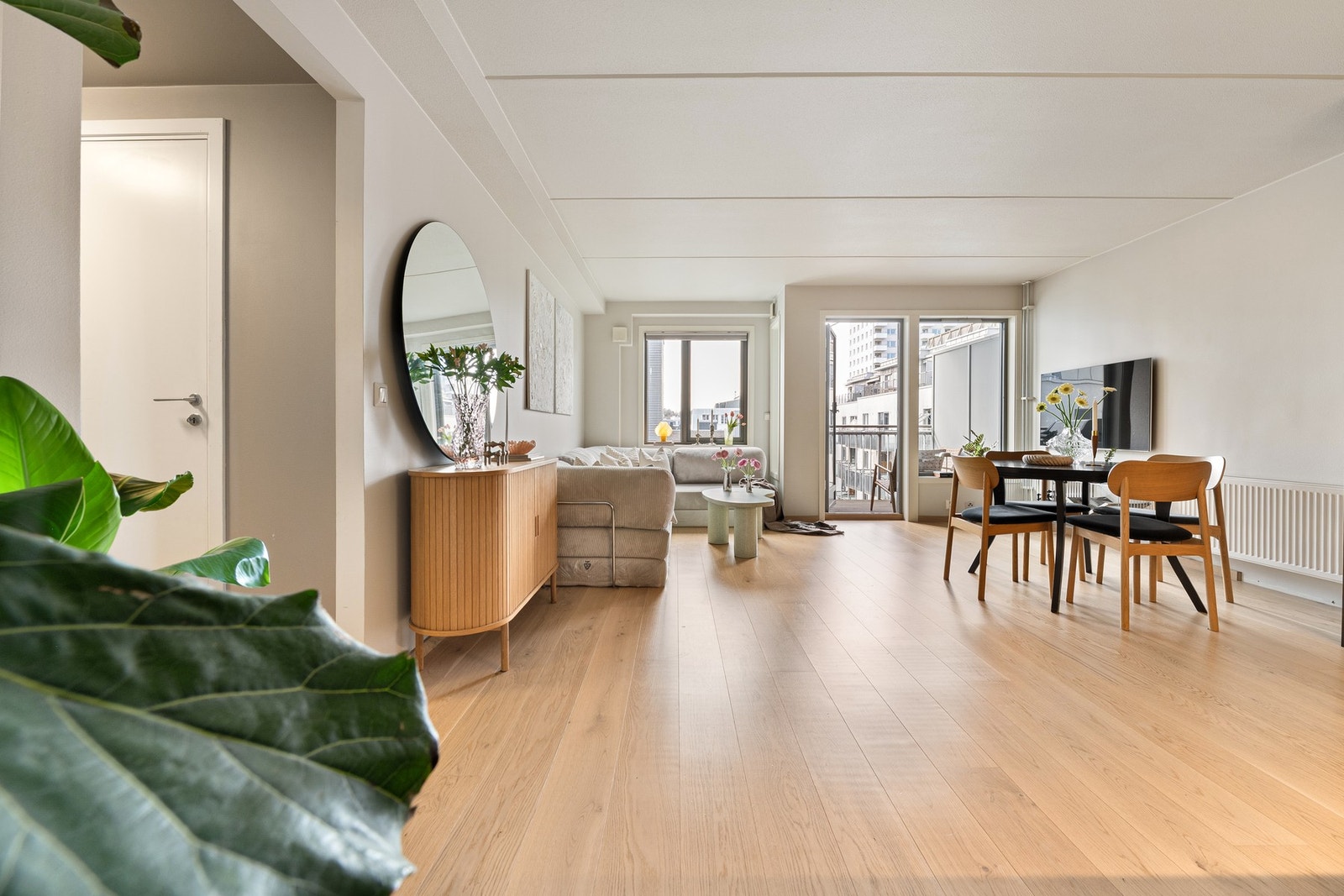 Nydelig lysinnslipp fra store vindusflater. Leiligheten ligger i bilfritt gårdsrom. Galleribilde