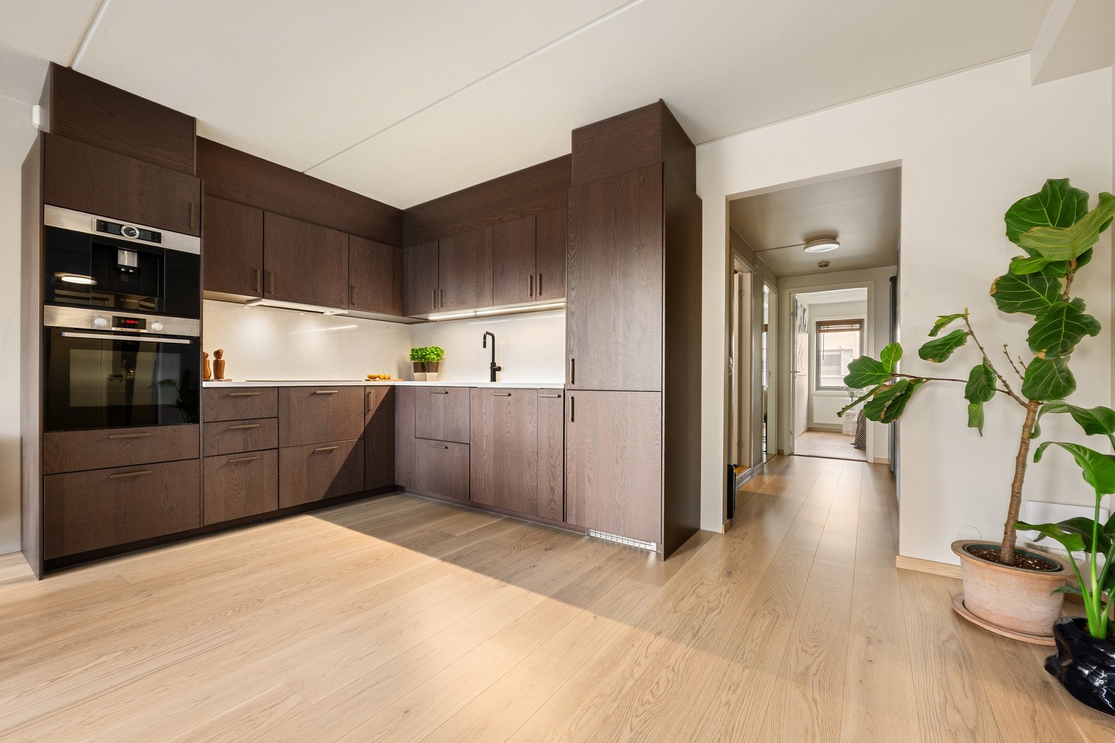 Vakkert gjennomlys i leiligheten fra begge sider. Galleribilde