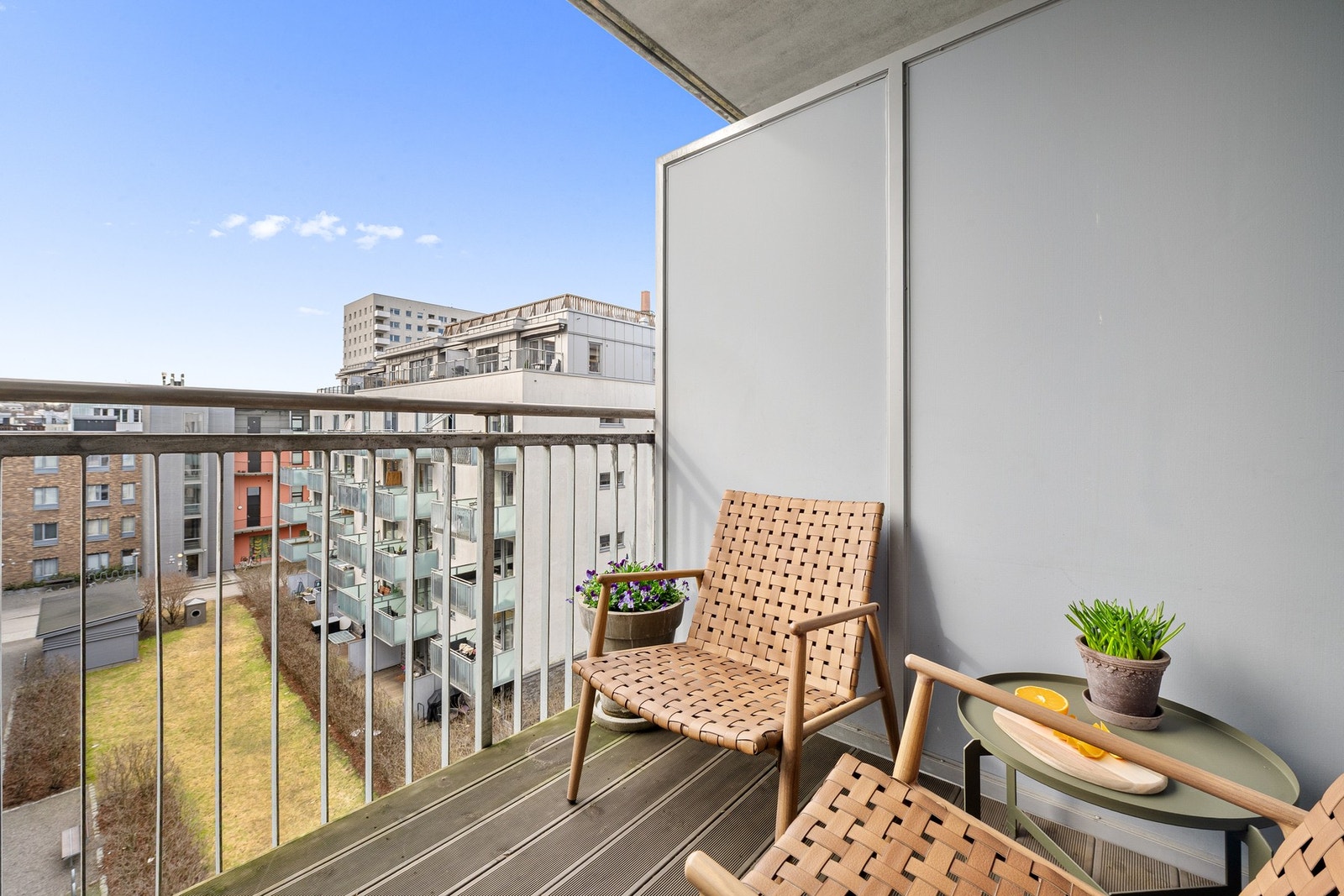 Sydvest vendt balkong med flotte solforhold. God plass til sittegruppe, sofa, bord og grill. Galleribilde