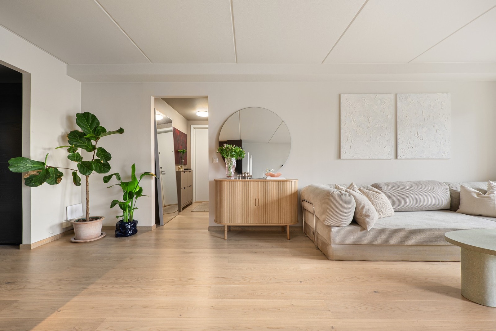 Tidsriktig énstavs eikeparkett i samtlige oppholdsrom. Galleribilde