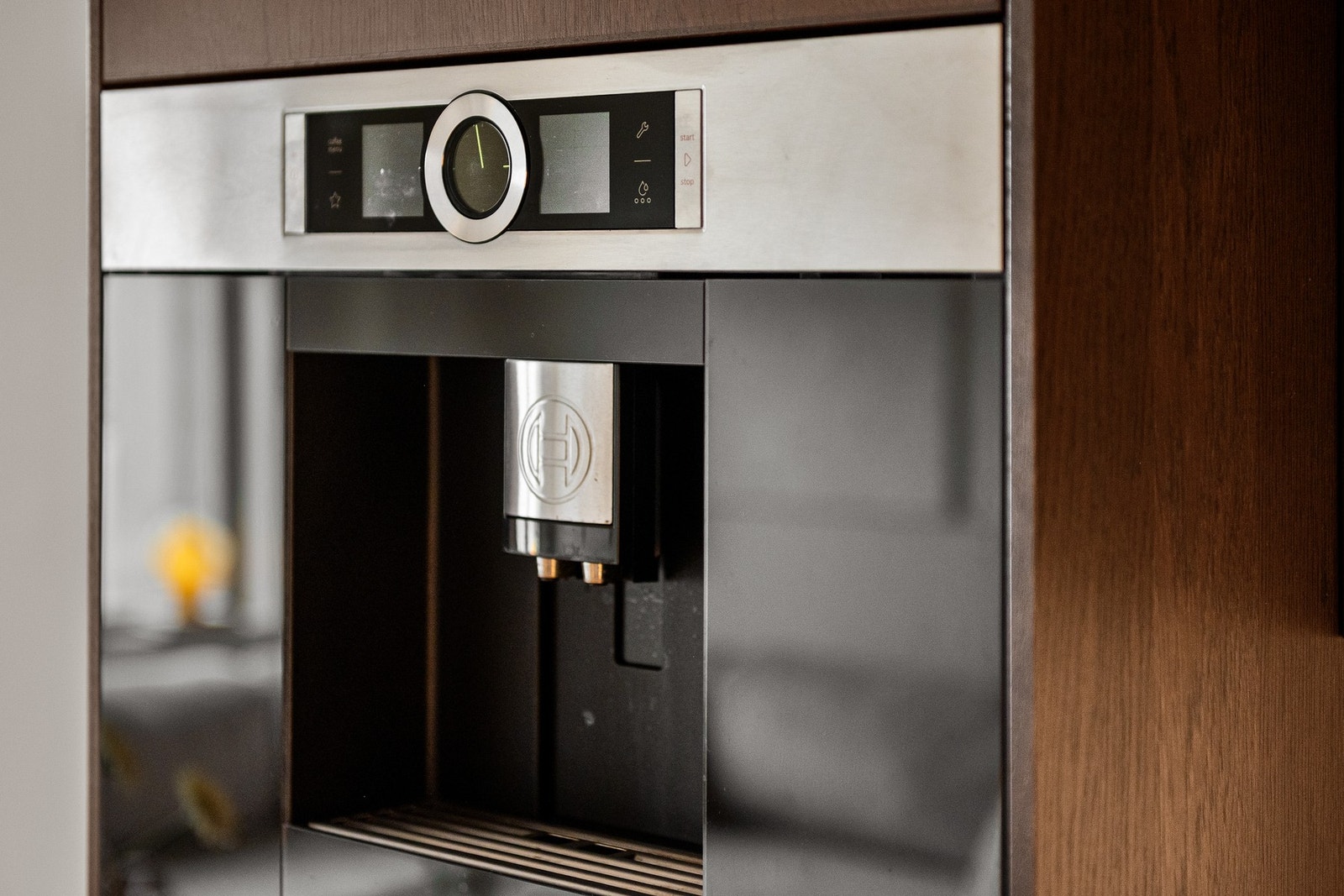 Luksus i hverdagen med kaffemaskin integrert i kjøkkeninnredningen. Galleribilde