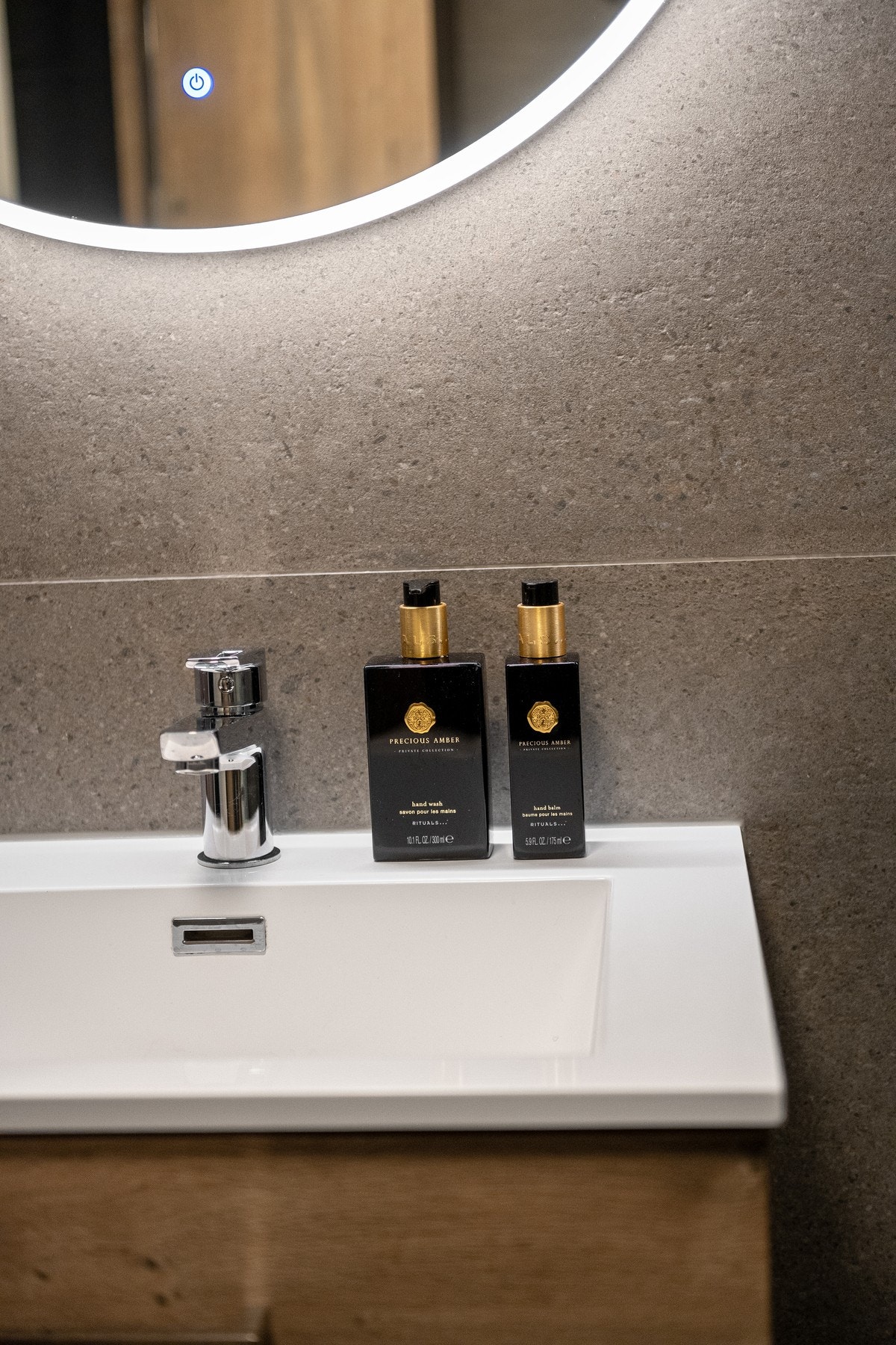 Speil med integrert belysning. Galleribilde