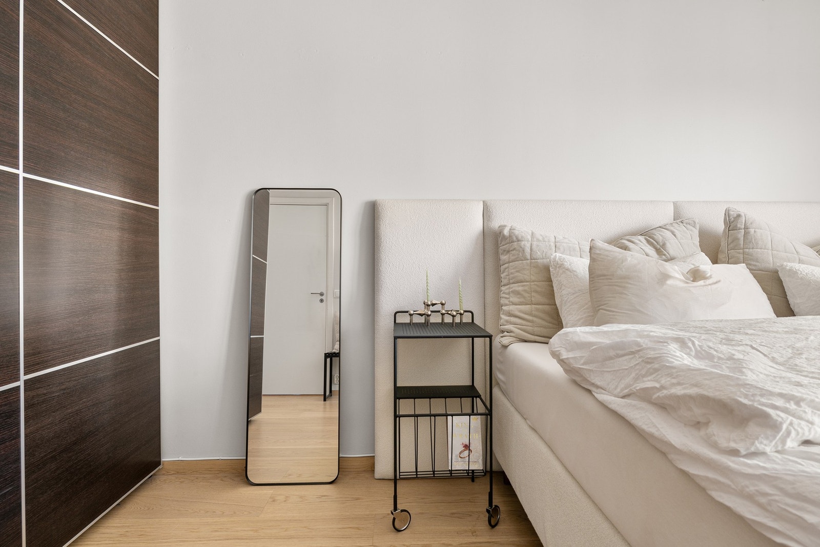 Romslig skyvedørsgarderobe. Galleribilde