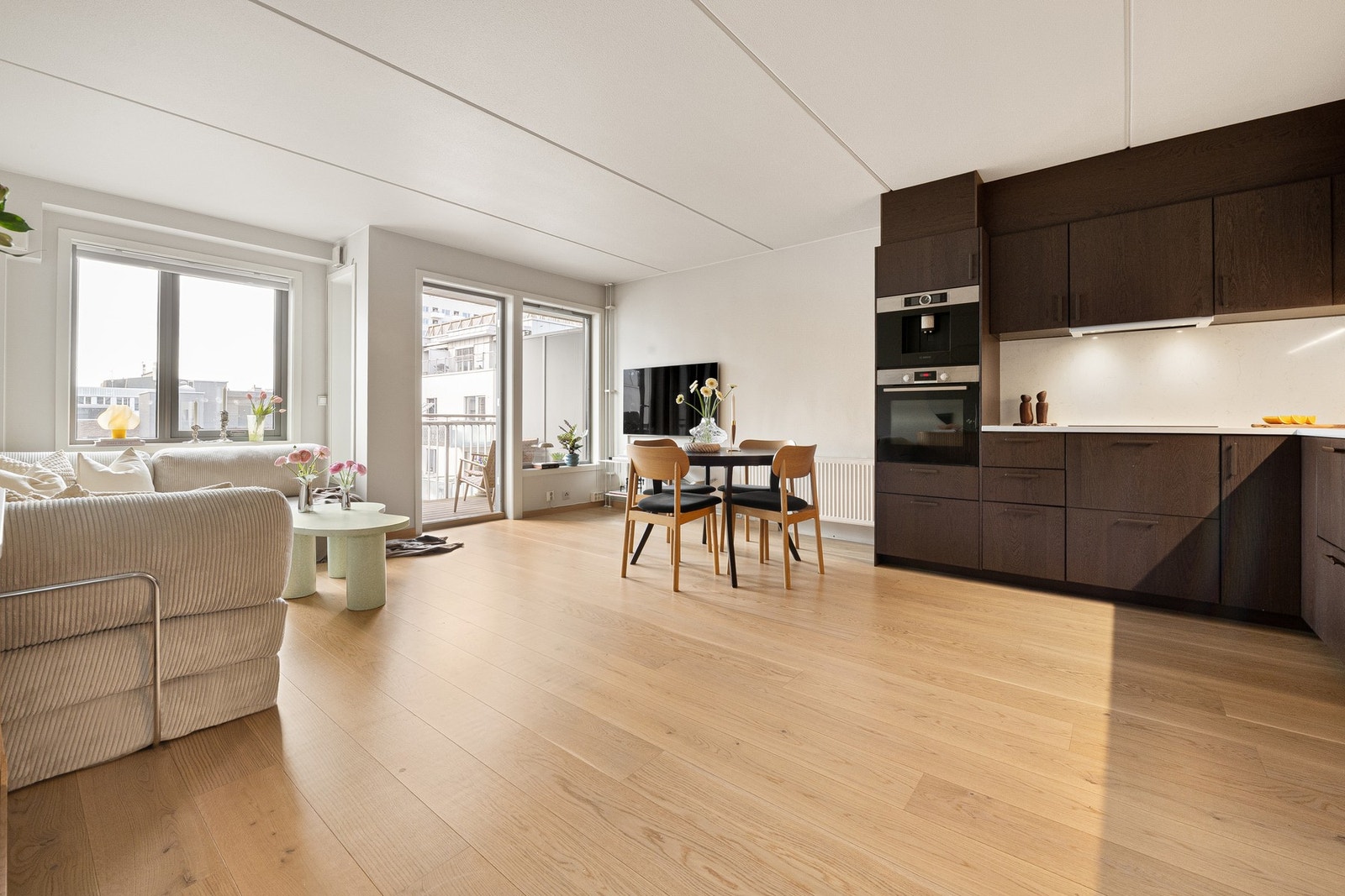 I 2022 ble leiligheten betydelig oppgradert med bl.a nytt kjøkken, nytt parkettgulv og oppgradert baderom. Galleribilde