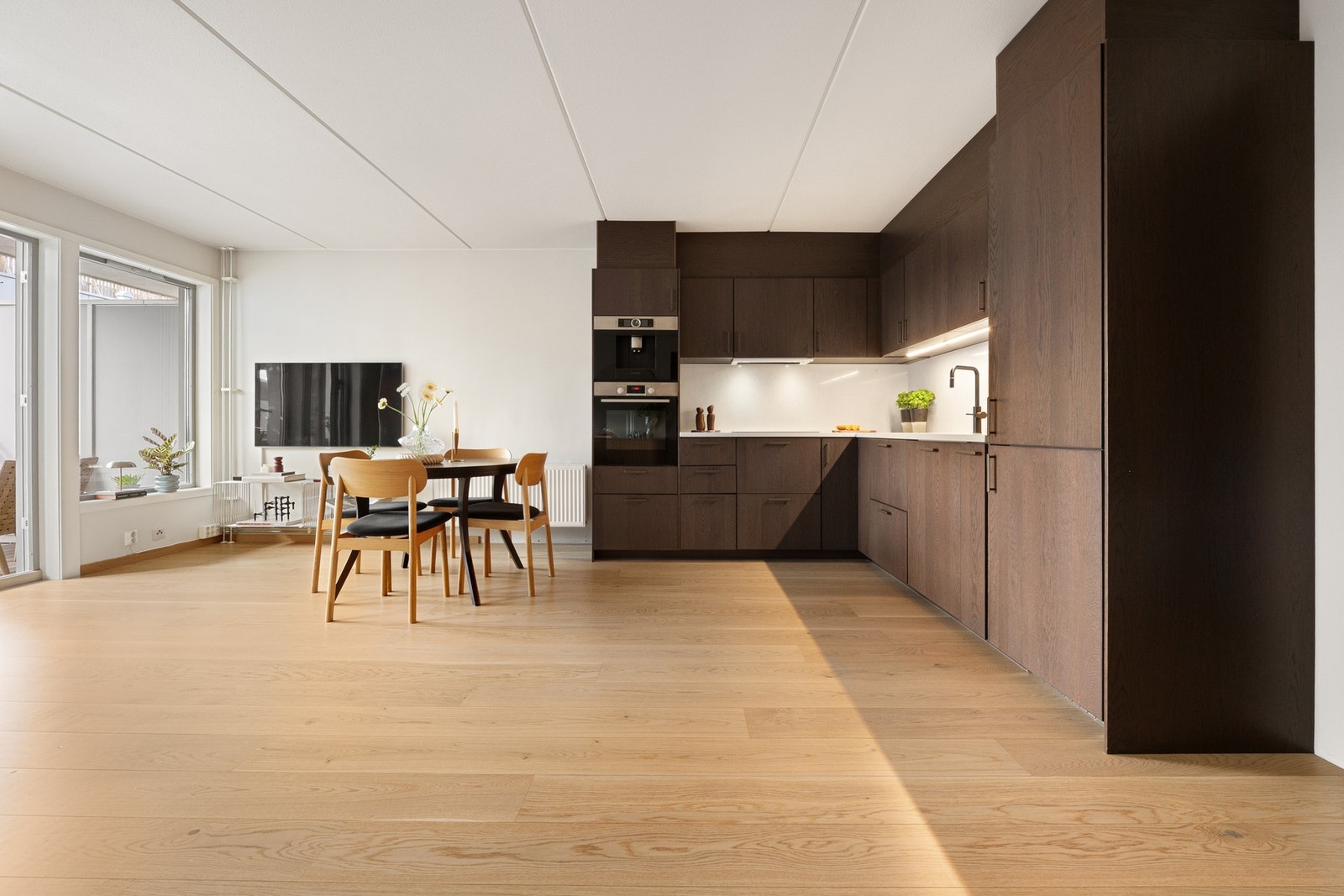 Lekkert kjøkken fra 2022 med eksklusive fronter i mørk eikefiner. Galleribilde