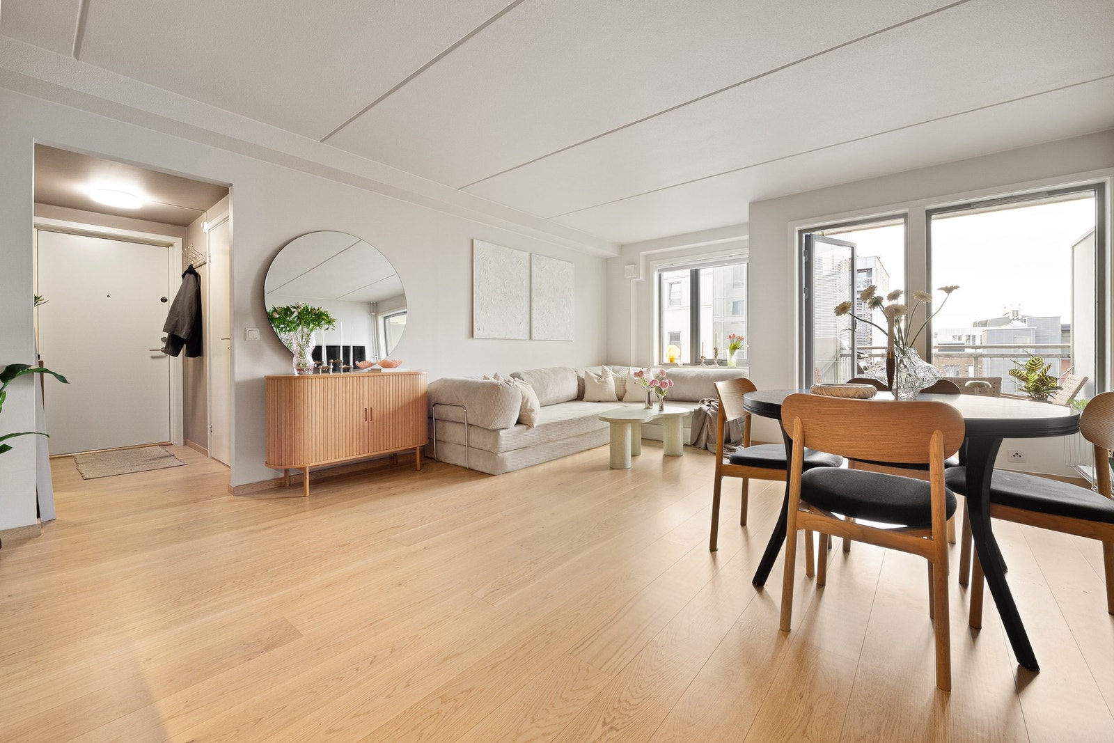 Kjøkkenet ligger i åpen og sosial løsning mot stue og spisestue. Galleribilde