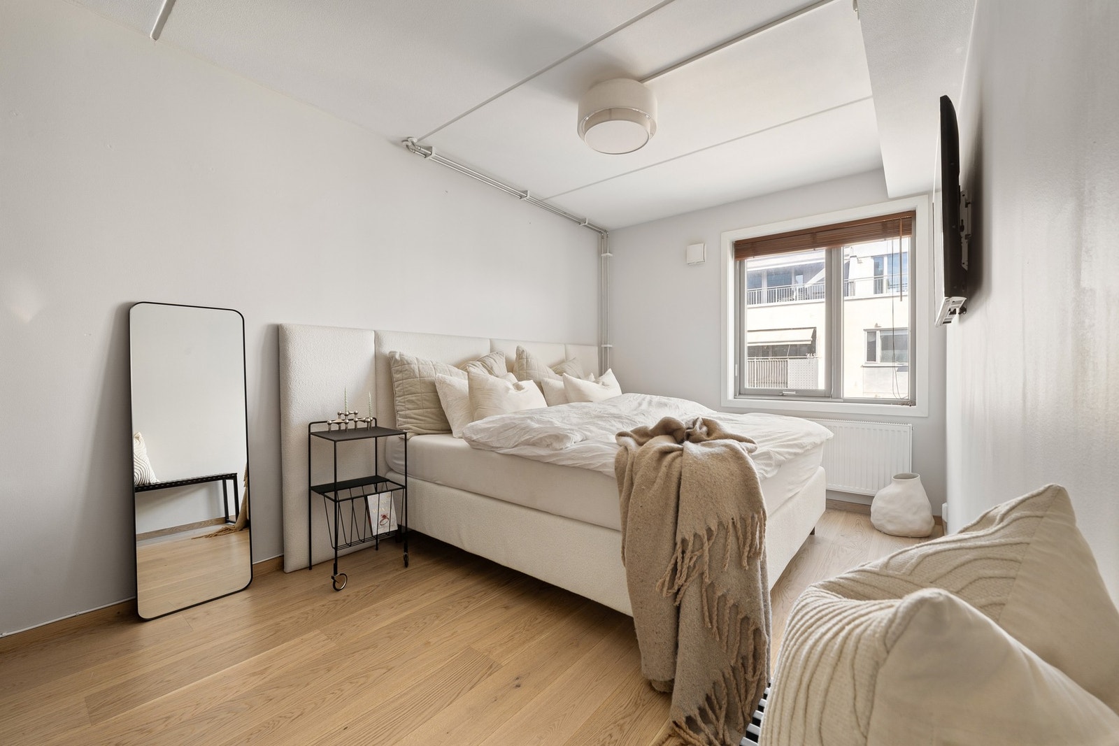 Master soverom med god plass til dobbeltseng, nattbord og garderobeskap. Galleribilde