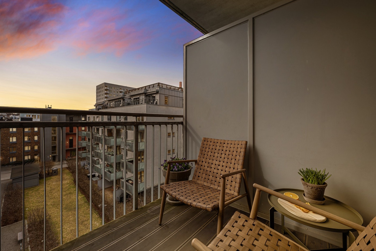 Sydvest vendt balkong med fantastiske solforhold fra ca. midt på dagen til kveld sommerstid. Foto: Jarran Flokkmann. Galleribilde