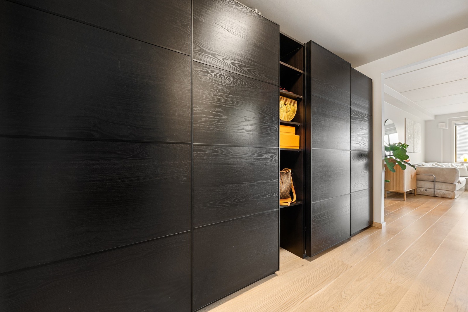 Svært gode oppbevaringsløsninger som medfølger salget. Galleribilde