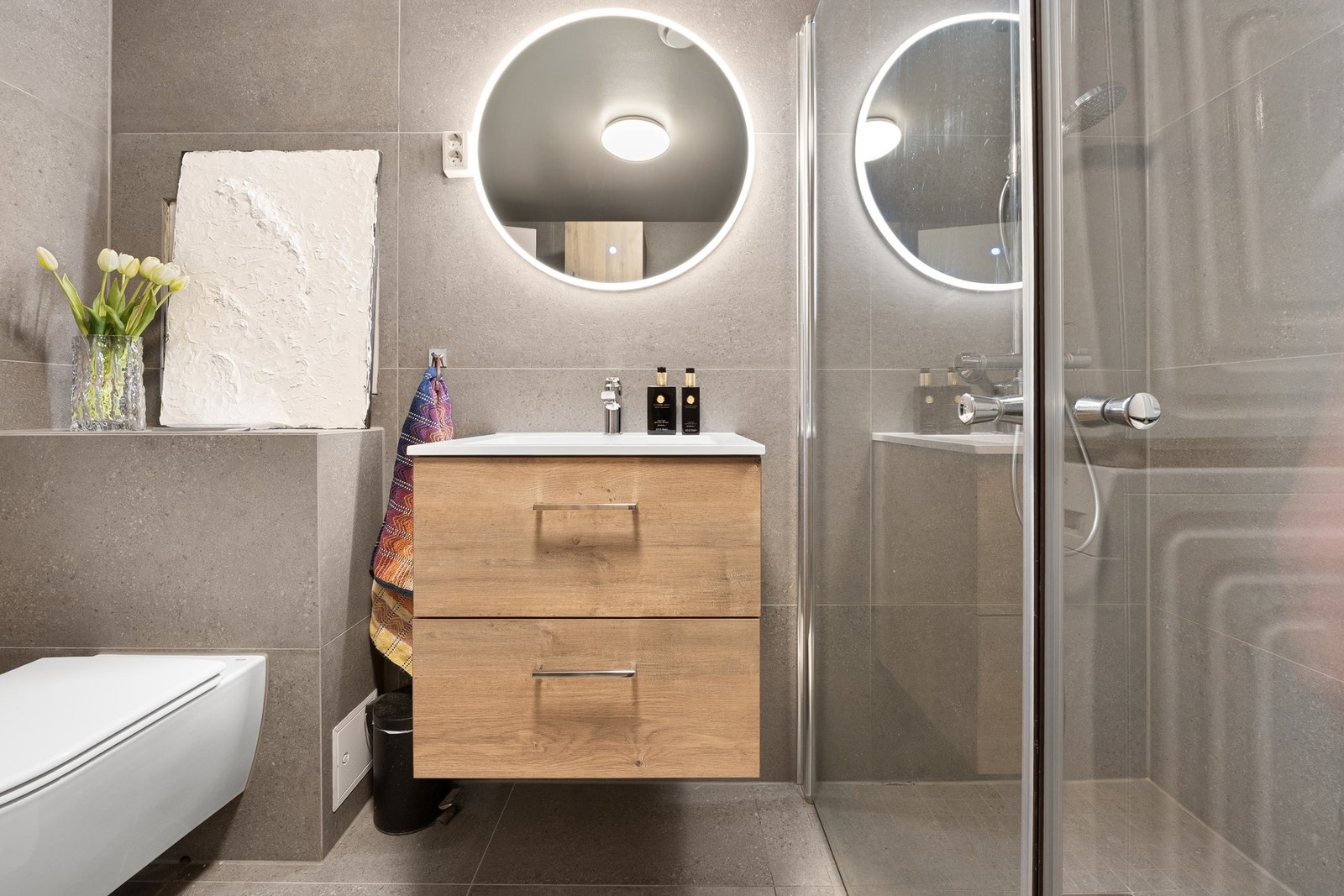 Baderommet ble oppgradert i 2022 med ny innredning og armatur. Galleribilde