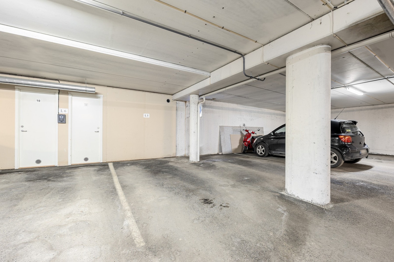 Det medfølger garasjeplass i kjeller samt en praktisk bod på 5 m² Galleribilde