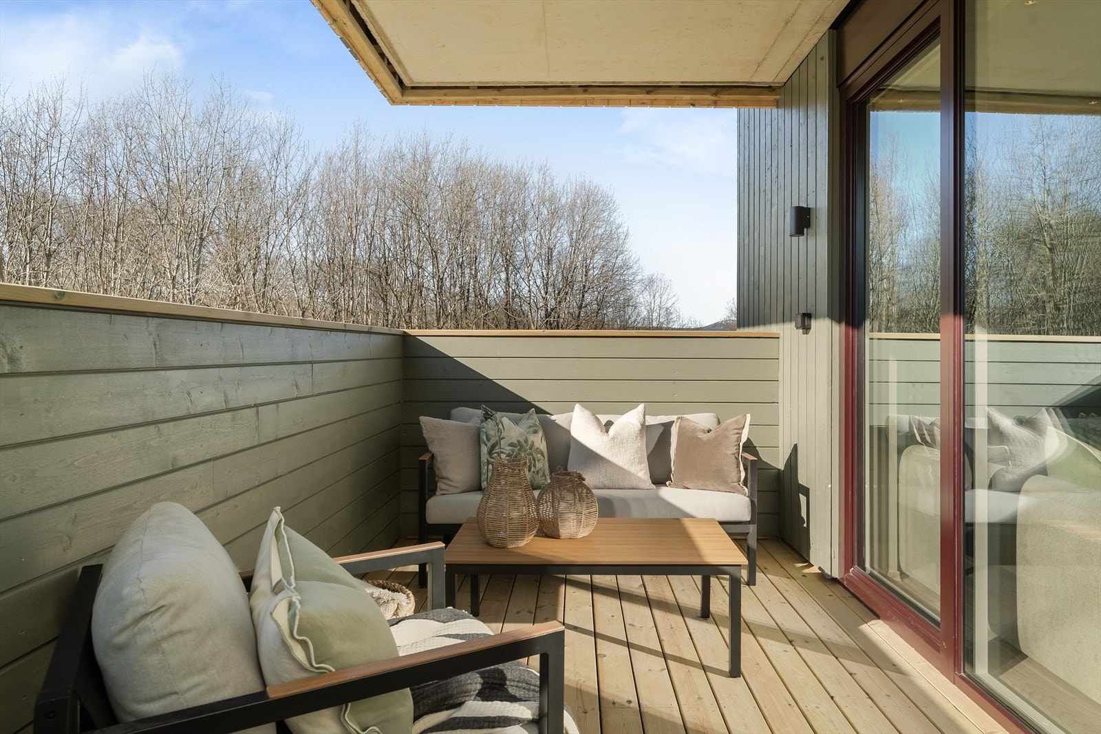 Balkongen har et åpent og luftig utsyn mot nærområdet og gode solforhold som gjør dette til et attraktivt oppholdsrom store deler av året. Galleribilde