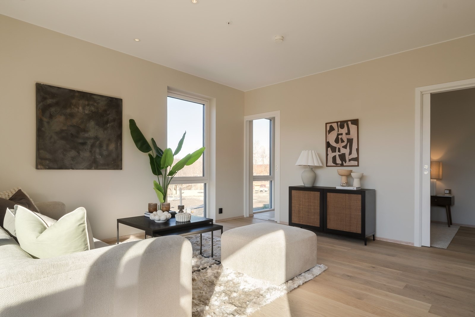 Oppholdsrommet er malt i den behagelige fargetonen "Kalk", som sammen med 1-stavs eikeparkett og vannbåren gulvvarme gir en lun og moderne helhet. Galleribilde