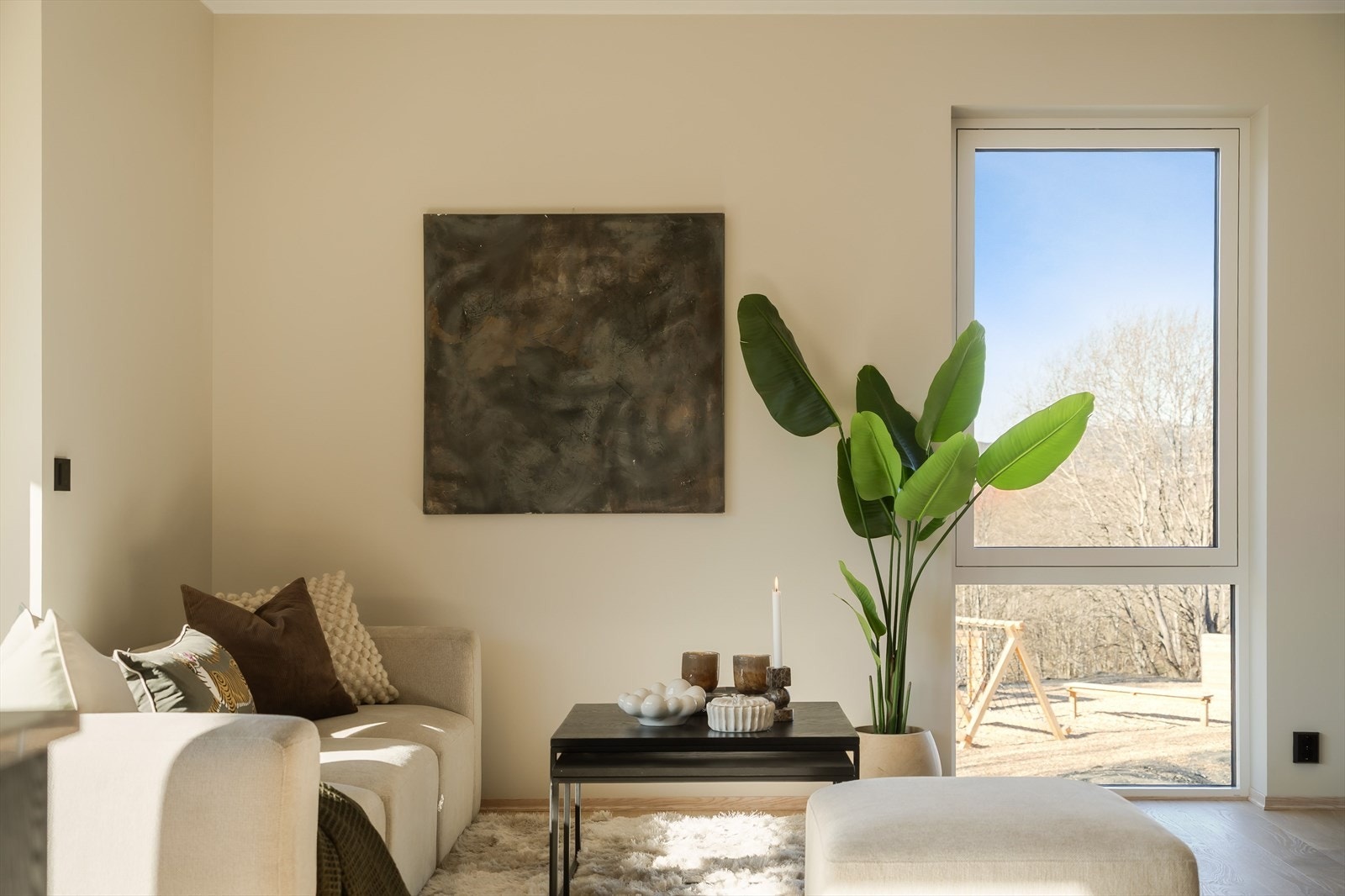 Leilighetens naturlige samlingspunkt er den åpne stue- og kjøkkenløsningen på ca. 30 kvm. Her får du en luftig og harmonisk romfølelse, hvor store vindusflater slipper inn rikelig med dagslys og skaper en lys og innbydende atmosfære gjennom hele dagen. Galleribilde