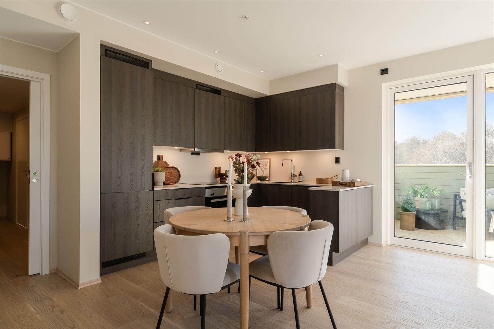 Overskap med push-/click-funksjon, sorte håndtak og en 20 mm. benkeplate i Caesarstone Moorland Fog gir et elegant og helhetlig uttrykk. Galleribilde