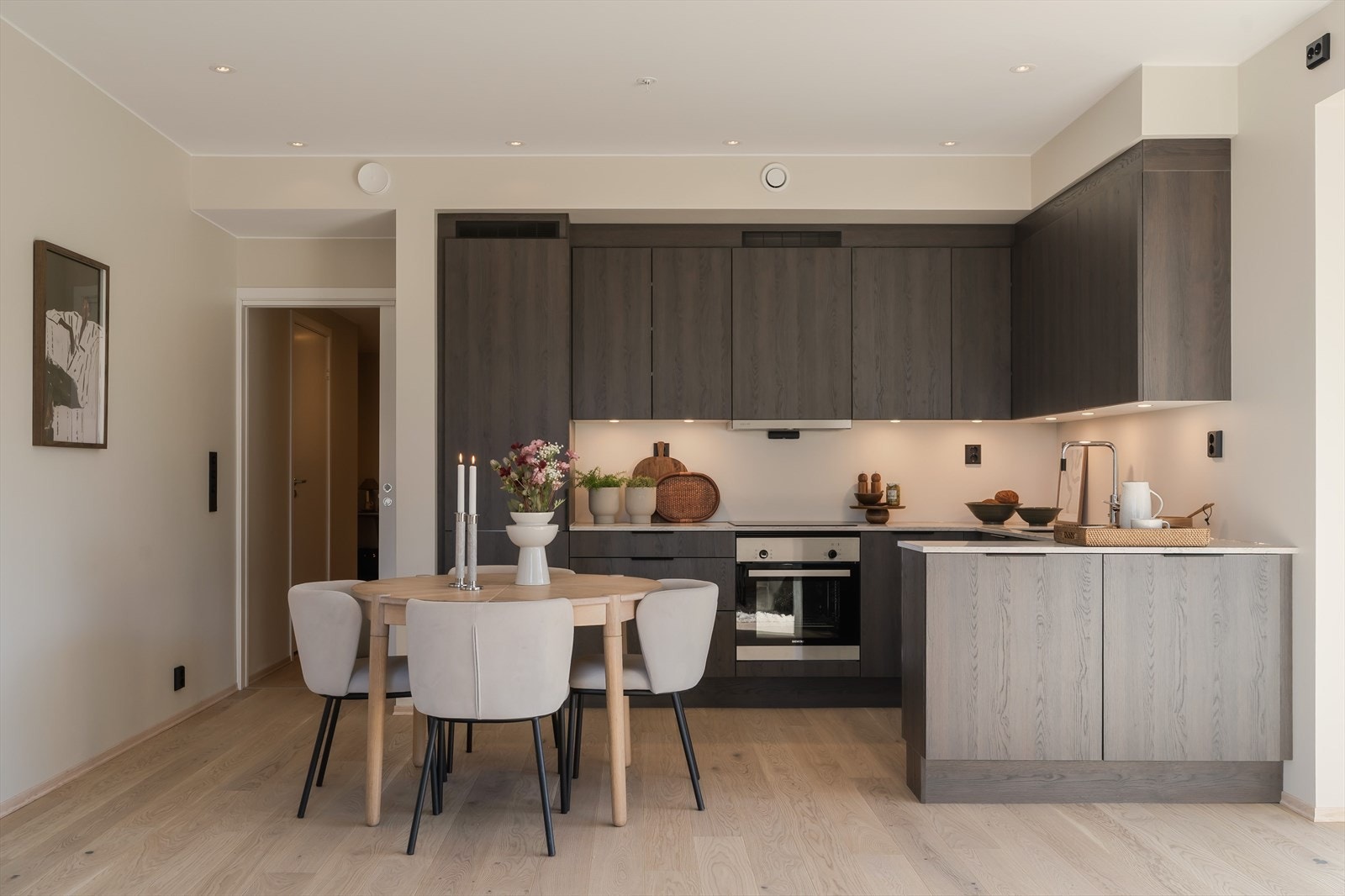 Innredningen er levert fra HTH med fronter i "Mood" og er utformet i en praktisk L-løsning med gode arbeidsflater og rikelig med skapplass. Galleribilde