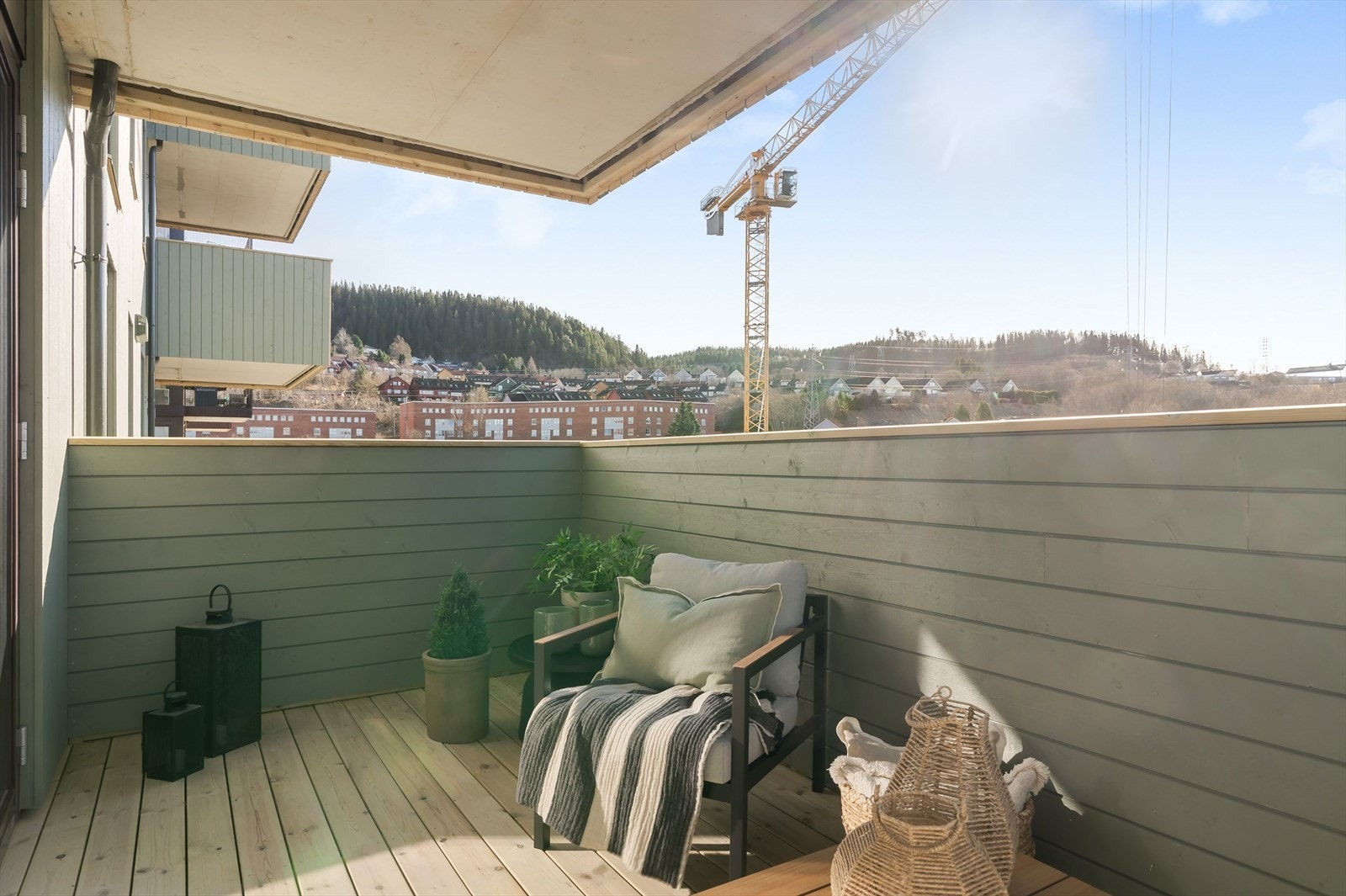 Her er det god plass til både sittegruppe og grønne innslag, perfekt for rolige morgenstunder eller sosiale kvelder. Galleribilde