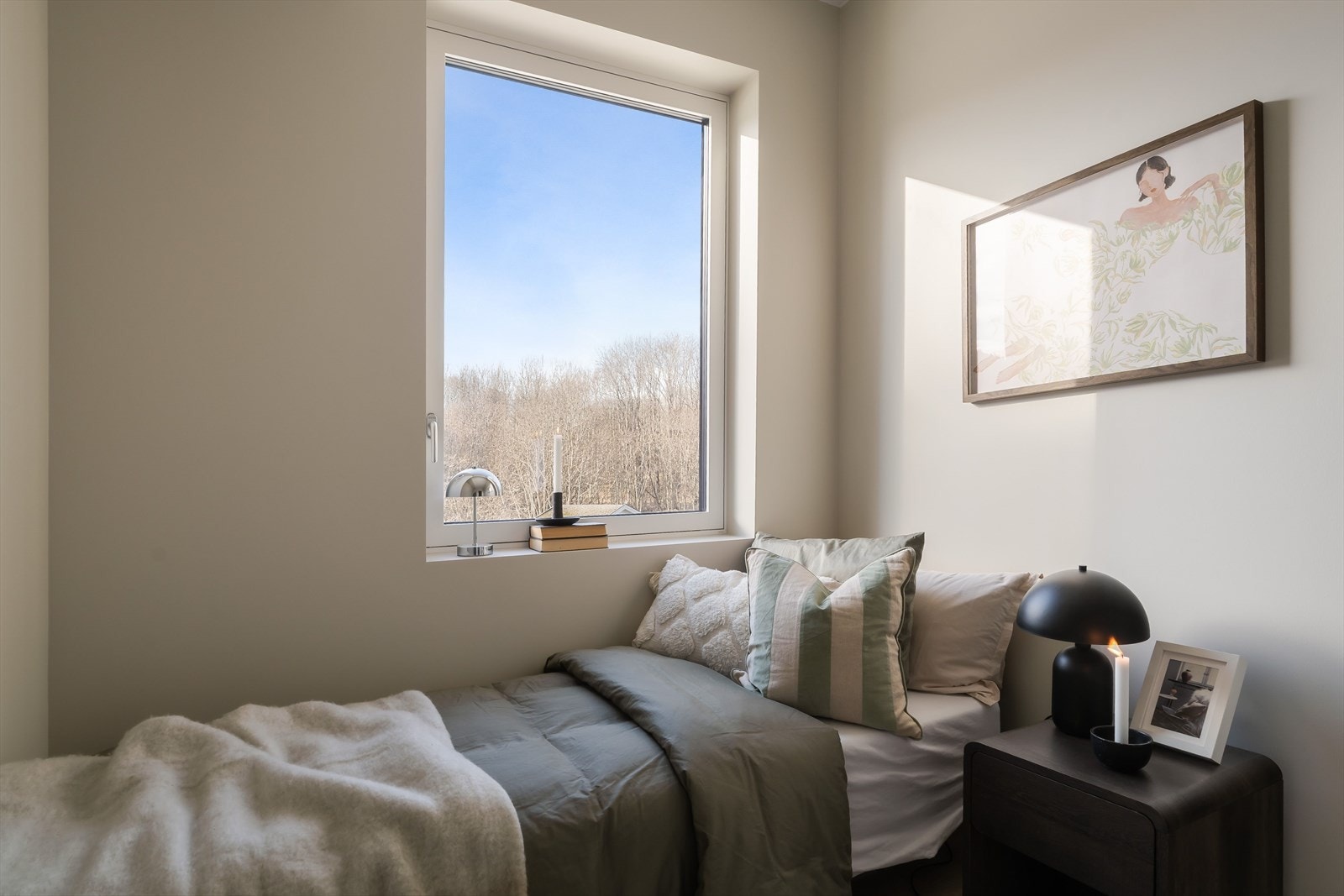 Boligen har to øvrige soverom på ca. 6,5 kvm hver, begge med en lys og trivelig atmosfære. Rommene har gode lysforhold fra vindu og fremstår som fleksible i bruk, med plass til seng og tilhørende møblement. Galleribilde