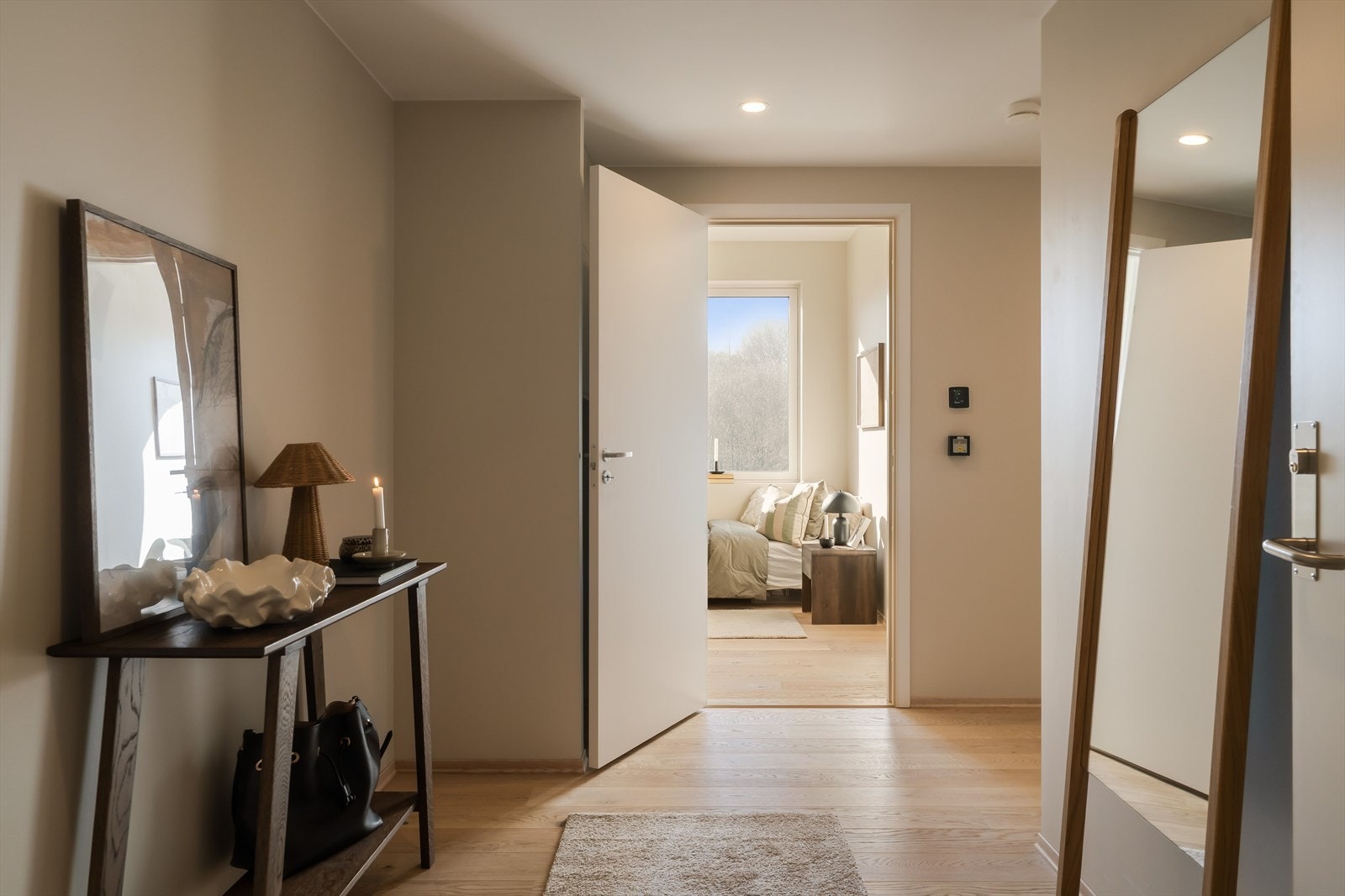 Entréen gir et ryddig og godt førsteinntrykk av boligen, med en luftig følelse og plass til oppbevaring og møblering. Her er det naturlig plass til garderobeløsning, samtidig som gangen binder rommene på en praktisk måte. Galleribilde