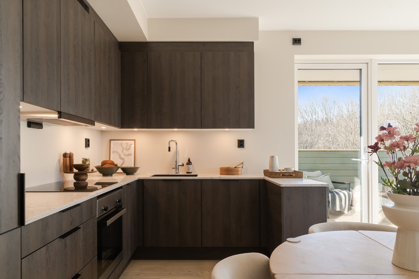 Integrerte hvitevarer fra Siemens bidrar til et stramt og funksjonelt kjøkkenmiljø. Den åpne løsningen mot stue og spiseplass gjør kjøkkenet til en naturlig del av oppholdsrommet - perfekt både i hverdagen og når man har gjester. Galleribilde