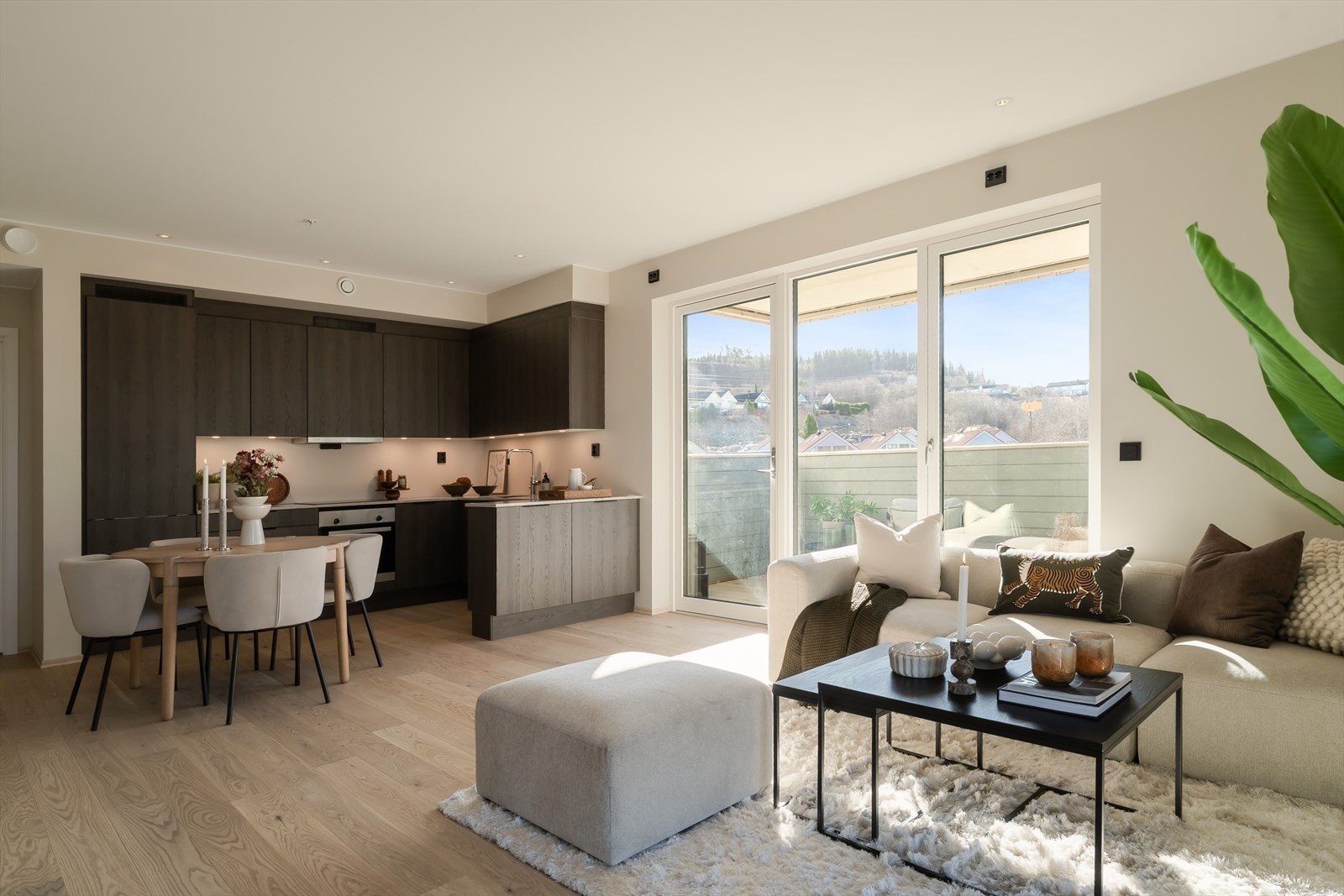 Kjøkkenet fremstår moderne og stilrent, med en gjennomført materialbruk som gir et eksklusivt uttrykk. Galleribilde