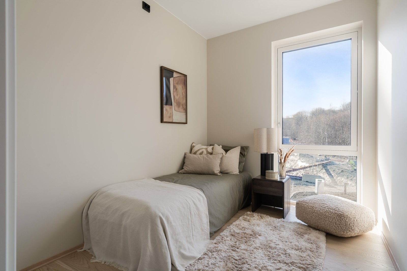 Lyse overflater og gjennomgående materialvalg bidrar til en luftig og behagelig romfølelse. Galleribilde