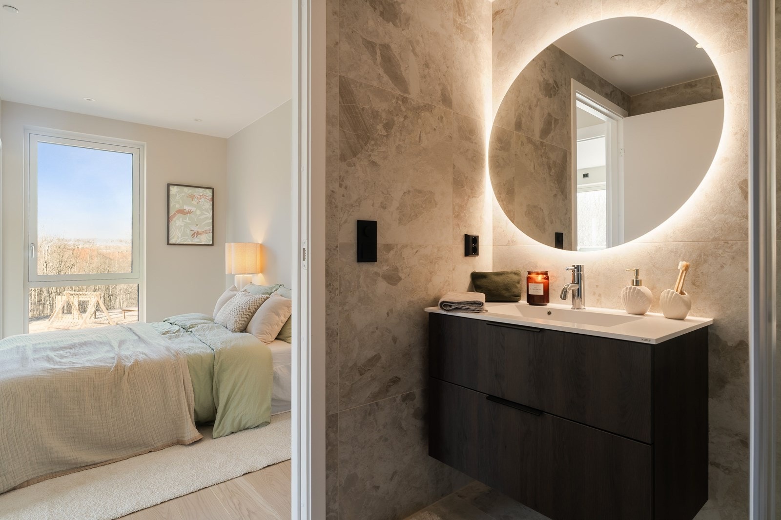 Rommet er innredet med dusjhjørne med glassvegger, vegghengt toalett og servant med underskap som gir gode oppbevaringsmuligheter. Integrert belysning i speil og downlights i himling bidrar til en behagelig atmosfære. Galleribilde