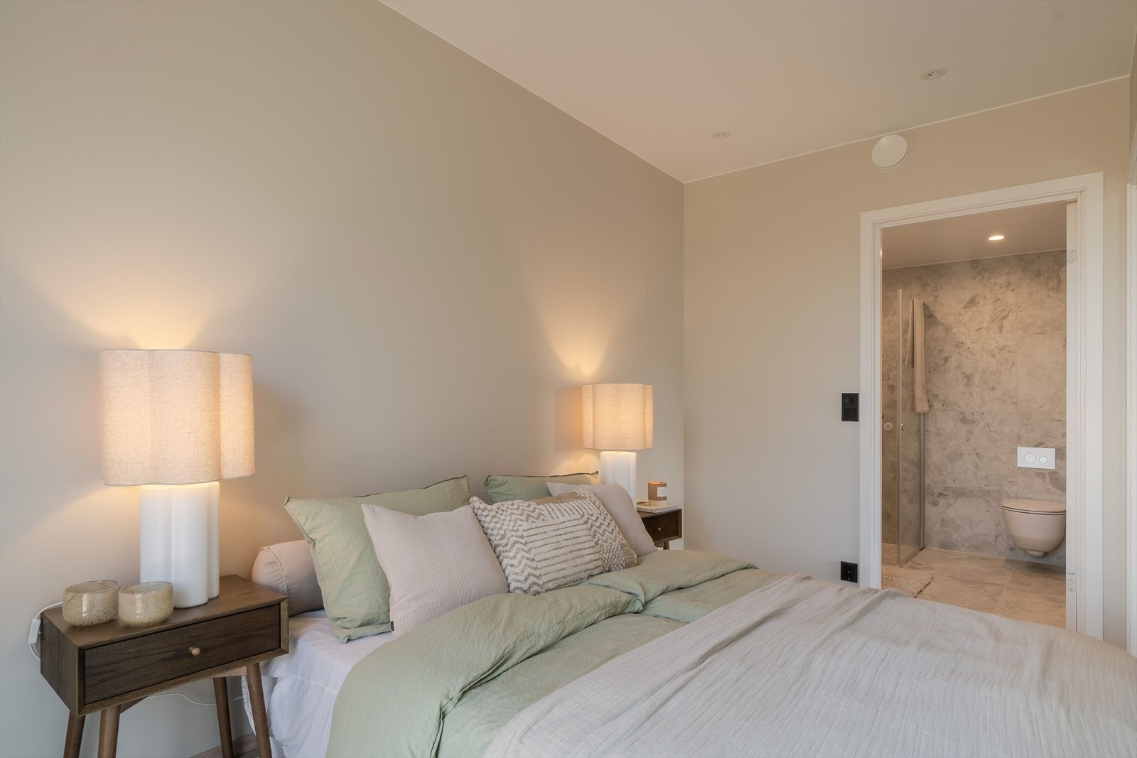 Fra soverommet er det direkte adkomst til bad, noe som gir en praktisk og privat løsning i hverdagen. Galleribilde