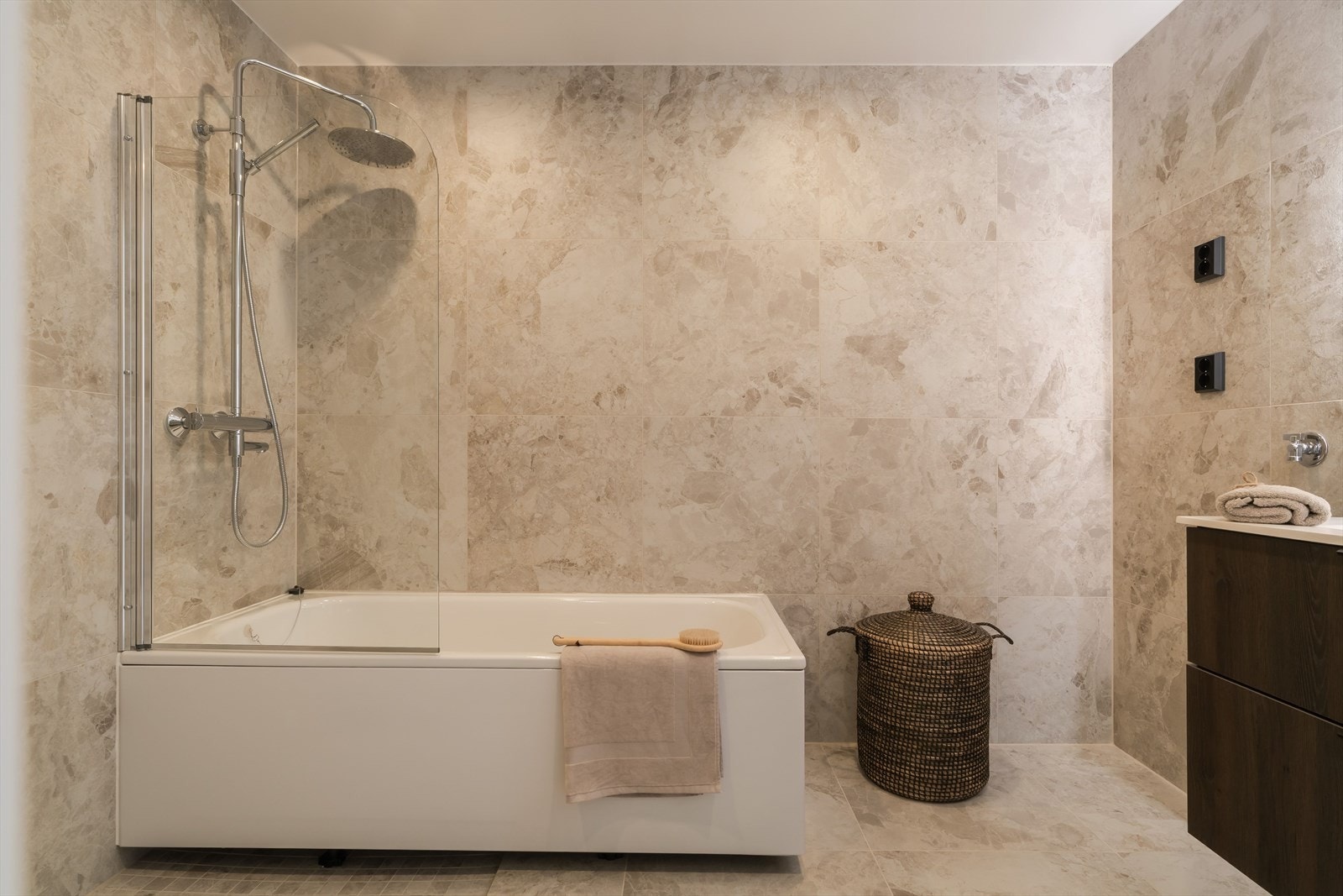 Speil med integrert belysning og downlights i himling gir en behagelig belysning og understreker det stilrene uttrykket. Galleribilde