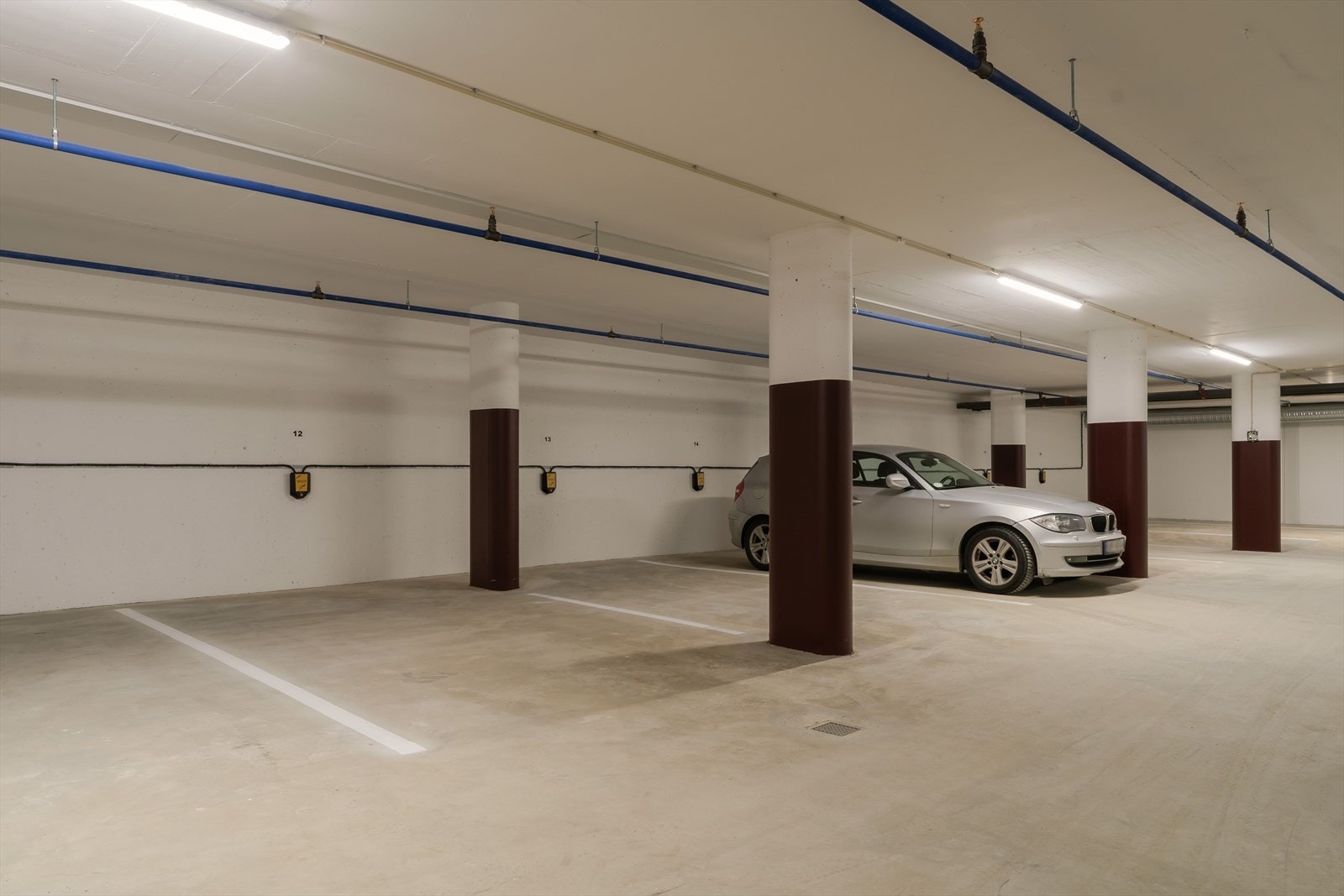 Det medfølger fast parkeringsplass i et oppvarmet parkeringsanlegg som ligger i bygget. Galleribilde