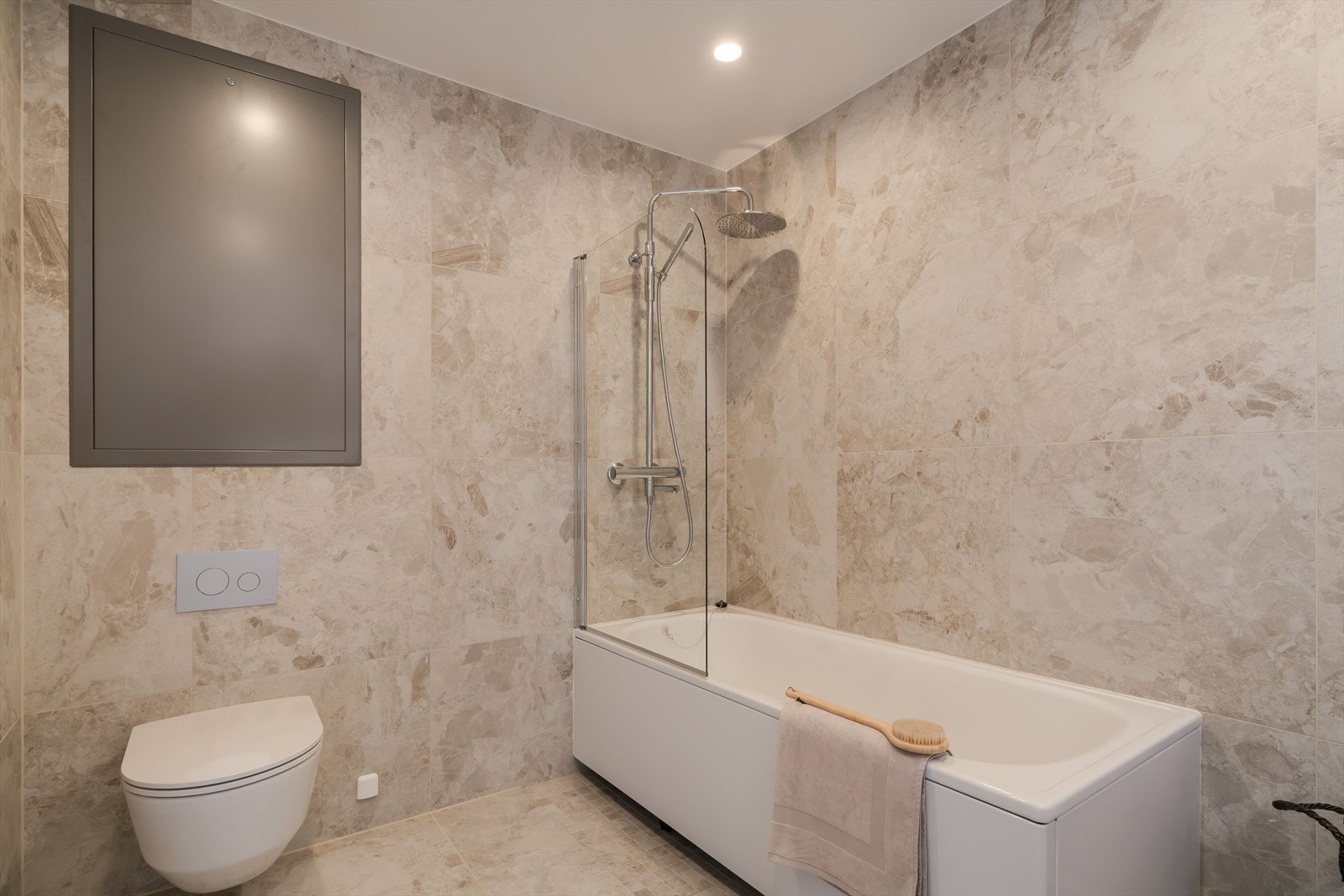 Et praktisk og komfortabelt bad som kompletterer boligens øvrige romløsning. Galleribilde