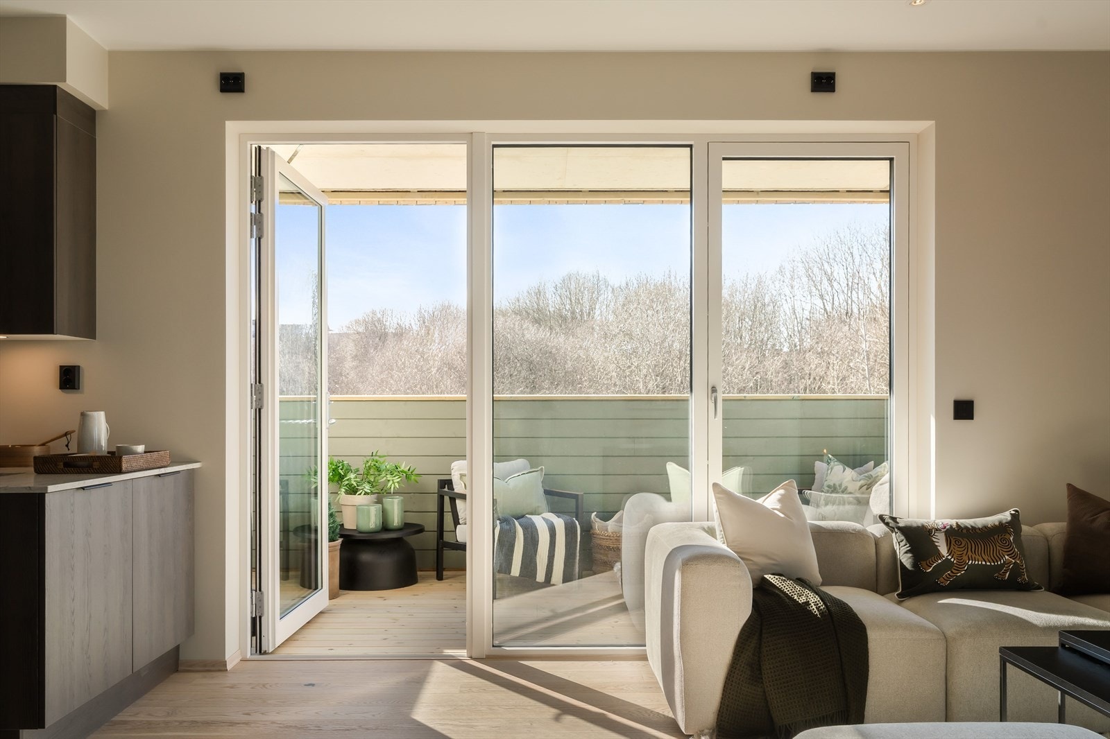 Fra stuen har utgang til en sørvendt balkong på ca. 9 kvm, et herlig uterom med gode solforhold. Galleribilde