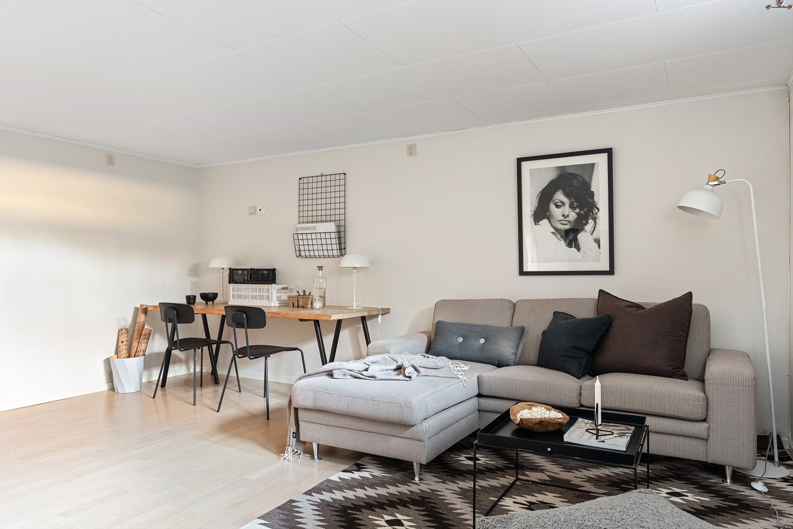 Koselig og innbydende kjellerstue med god plass.
Innredning av rommet til bruk for varig opphold er ikke bruksendret/omsøkt , se pkt. om ferdigattest. Galleribilde