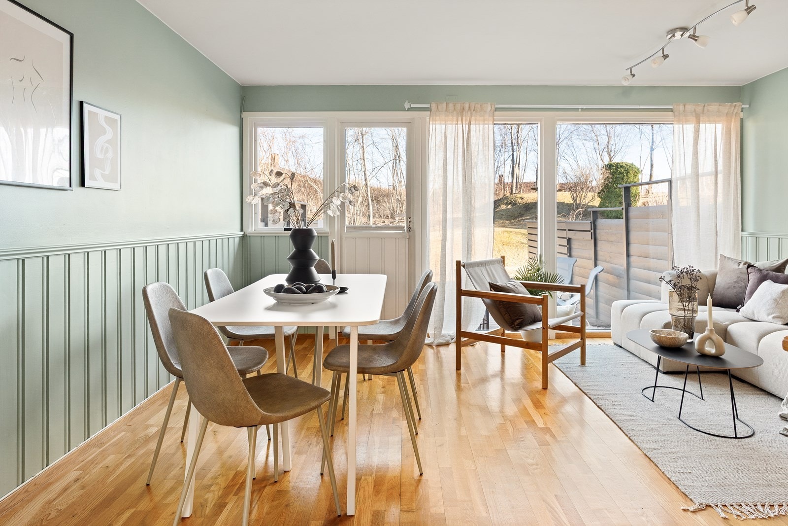Rommet har en naturlig inndeling med plass til både stue- og spisestuedel, noe som gir gode møbleringsmuligheter. Galleribilde