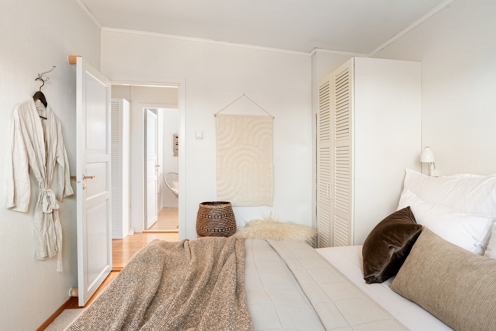 Soverommene i boligens 2. etasje fremstår som trivelige med nøytrale og tidsriktige fargevalg. Hovedsoverommet har plass til dobbeltseng og garderobeløsning. Galleribilde