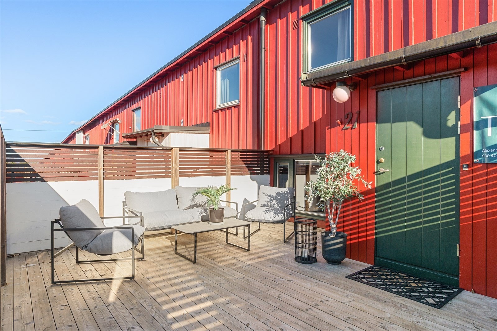 På inngangssiden er det en skjermet og solrik sitteplass med god plass til utemøbler, hvor solen kommer noe ut på dagen og varer til ca. kl. 18 (iht. selger). Galleribilde