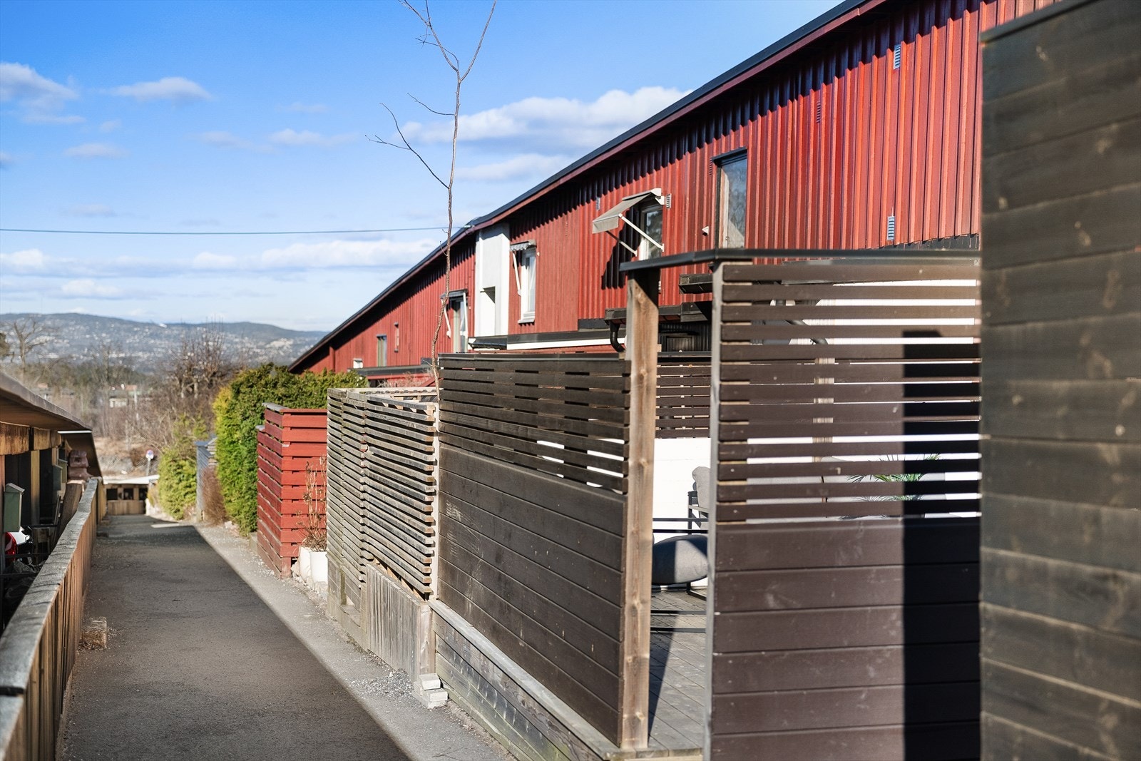 Området har en variert beboersammensetning og oppleves som sosialt og godt tilrettelagt for familier. Det er flere lekeplasser og grønne fellesområder i nærområdet, som gir gode muligheter for lek og opphold utendørs. Galleribilde