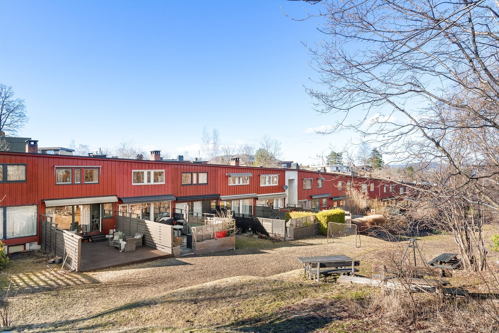 Boligen har kort og trygg gangavstand til både barnehager og skoler i alle trinn. Det er gangavstand til dagligvarebutikk, samt tilgang til ulike idrettsanlegg, herunder tennishall, svømmehall og isbane vinterstid. Galleribilde