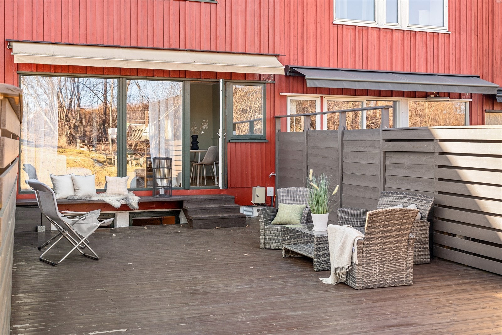 Fra stuen er det direkte adkomst til uteplass, som bidrar til en fin forlengelse av oppholdsrommet i sommerhalvåret. Galleribilde