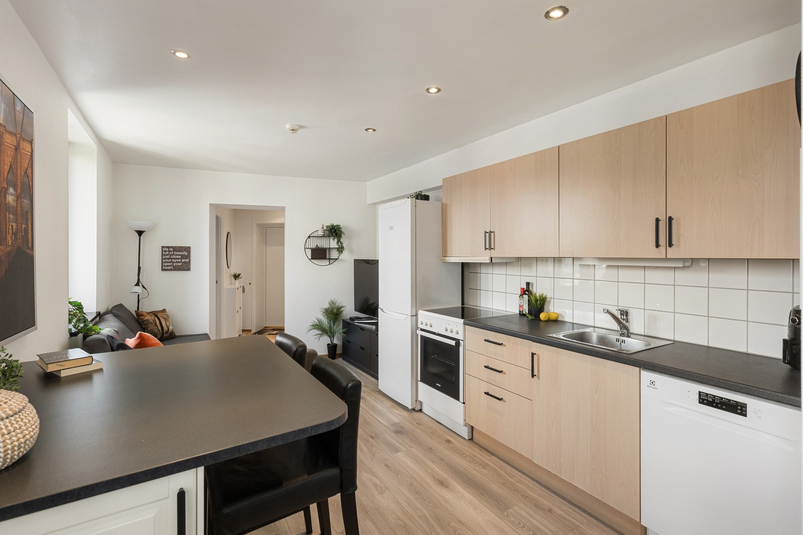 Et effektivt møbleringsalternativ som gjør rommet romslig og praktisk. Galleribilde