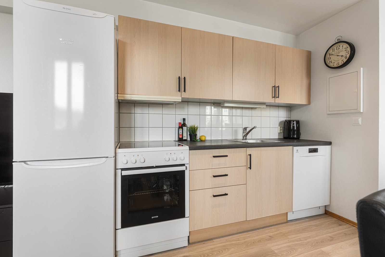 Kjøkkenet er pent, med frittstående hvitevarer som inkluderer: komfyr, kjøleskap og oppvaskmaskin. Galleribilde