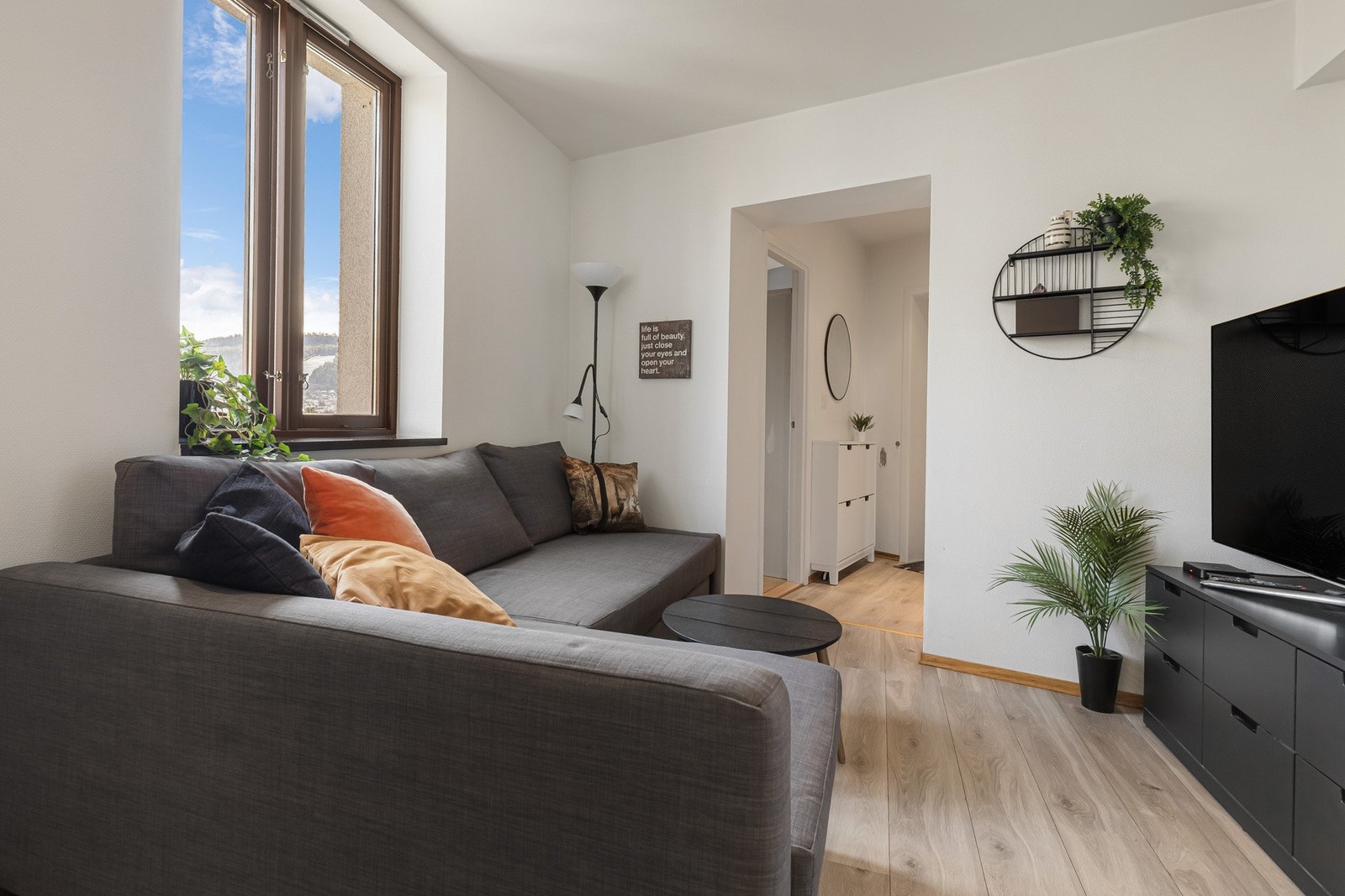 Stue med gode vindusflater som slipper inn rikelig med dagslys Galleribilde