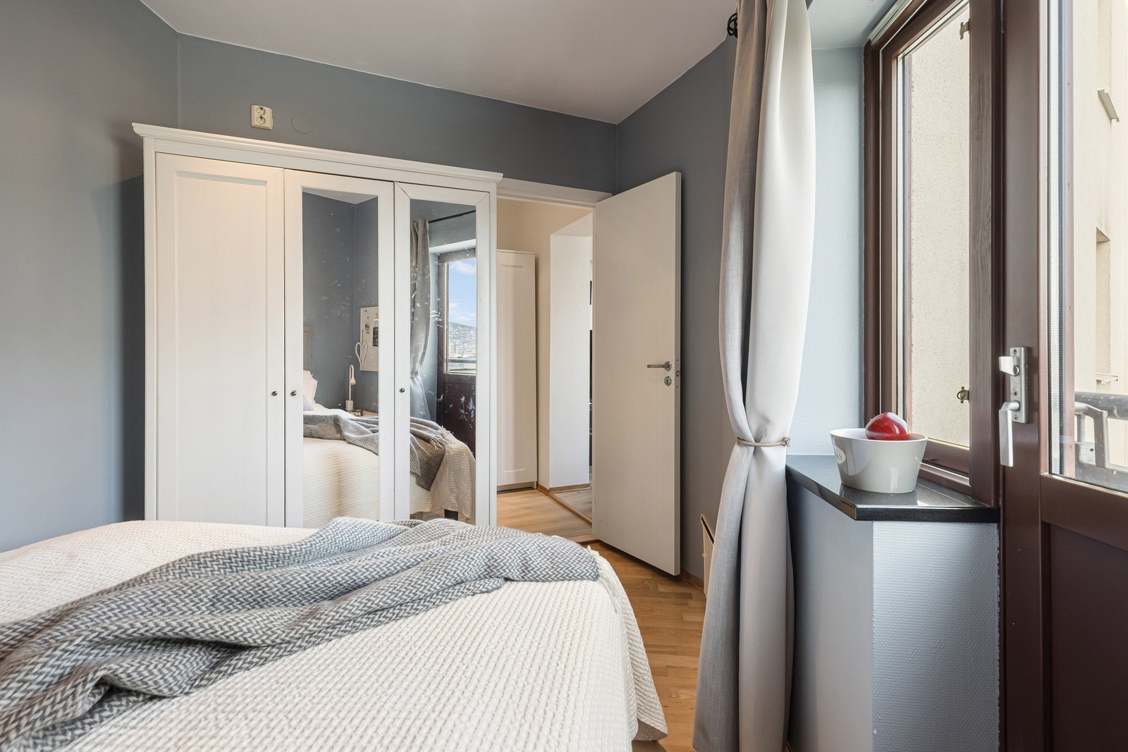 I enden av soverom er det plass til garderobeskap. Galleribilde